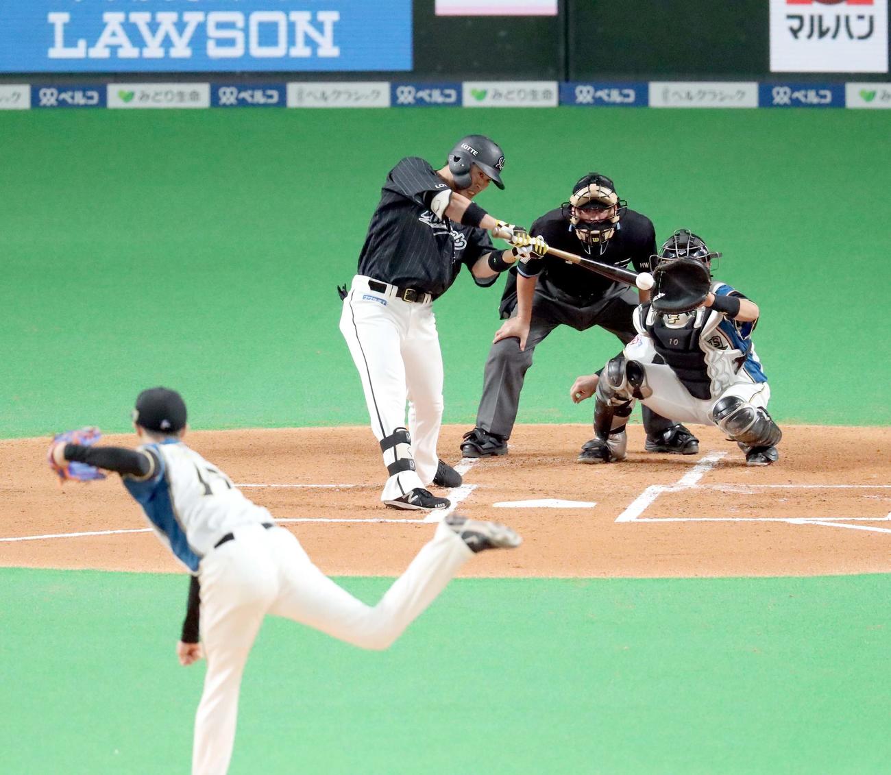日本ハム対ロッテ　1回表ロッテ無死一塁、角中は先制となる適時二塁打を放つ。投手は日本ハム上沢（撮影・佐藤翔太）