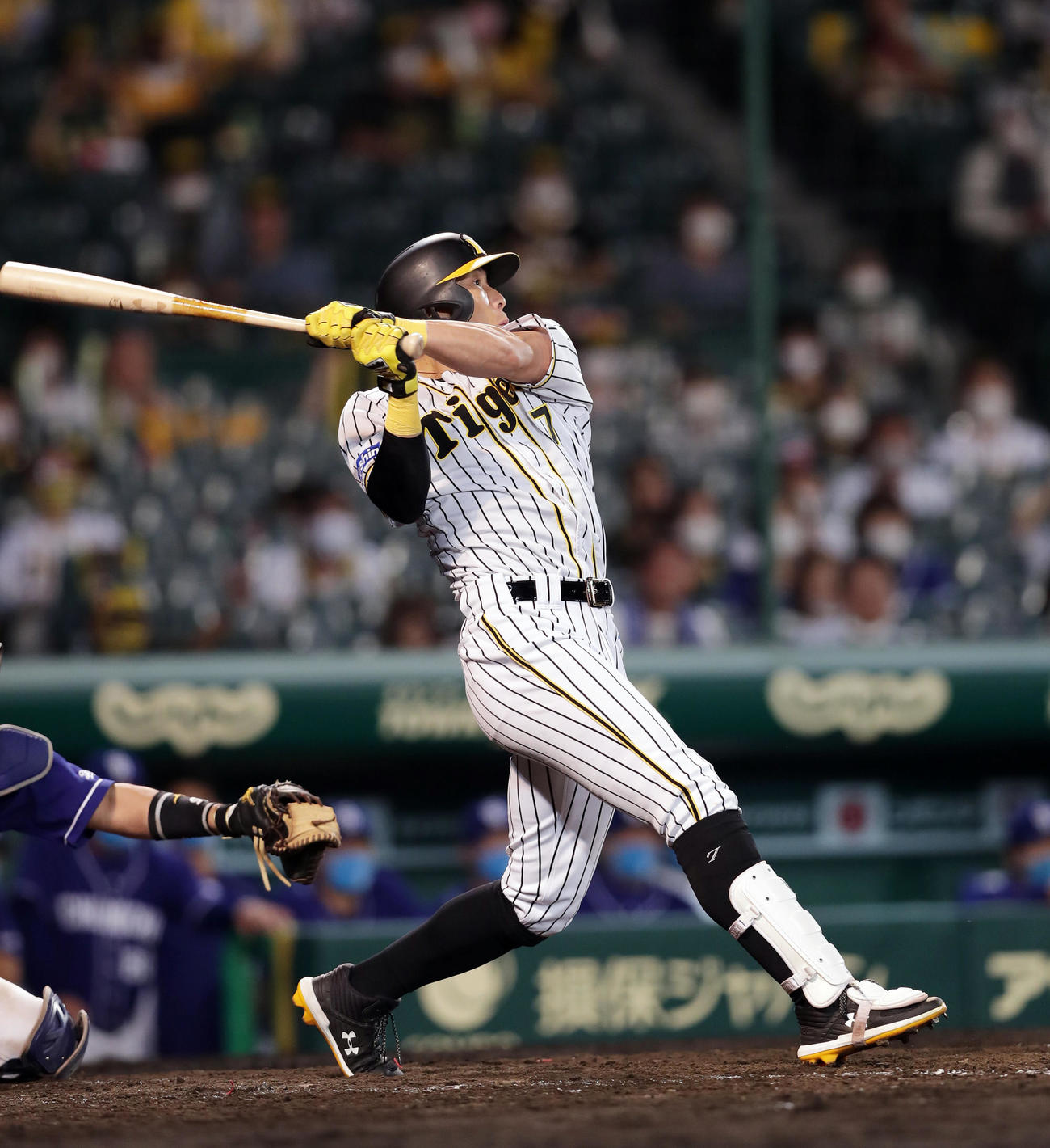 阪神対中日　5回裏阪神2死一塁、中越えに勝ち越し2点本塁打を放つ糸井（撮影・前田充）
