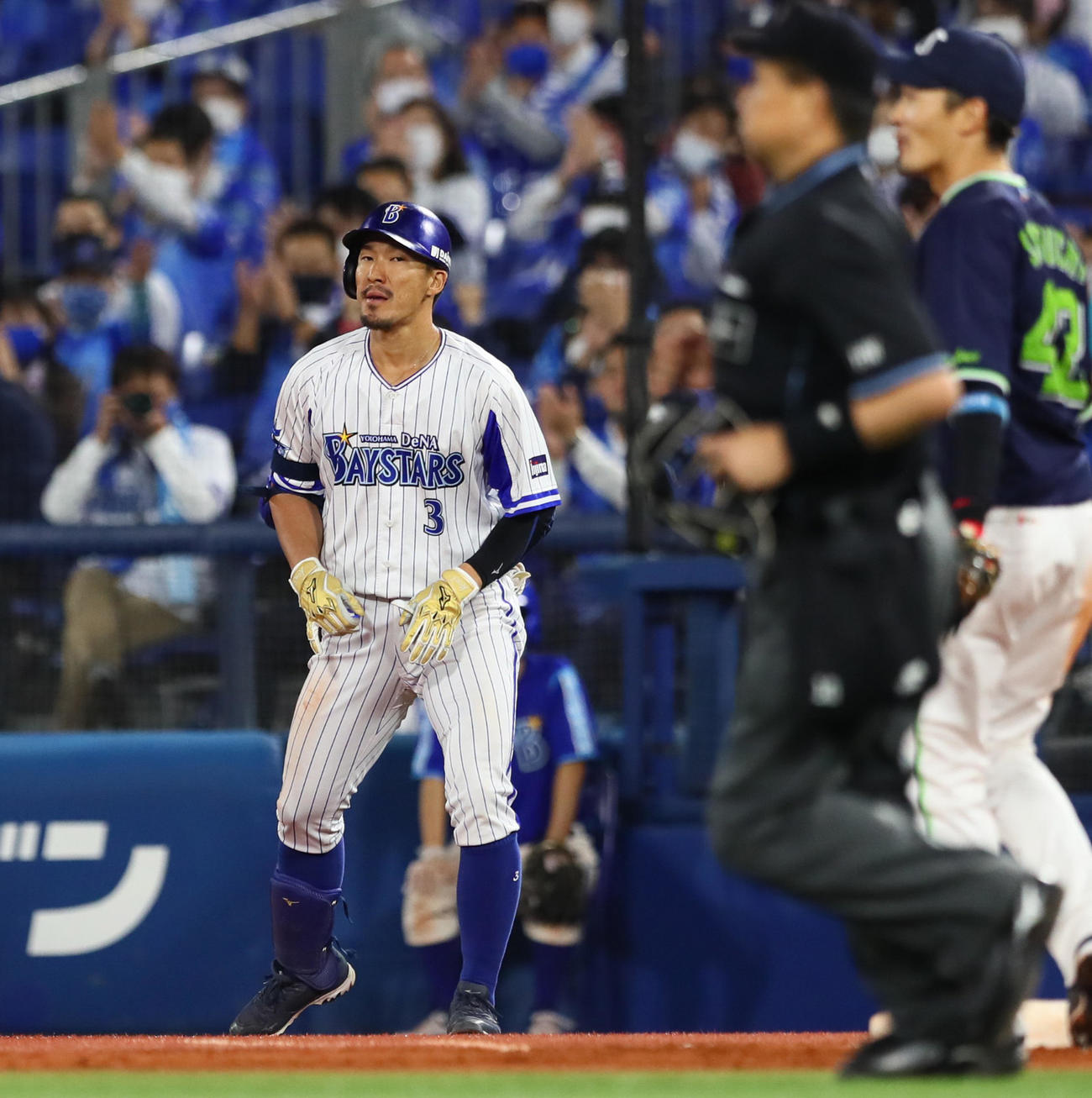 DeNA対ヤクルト　3回裏DeNA無死、内野安打を放った梶谷（撮影・足立雅史）