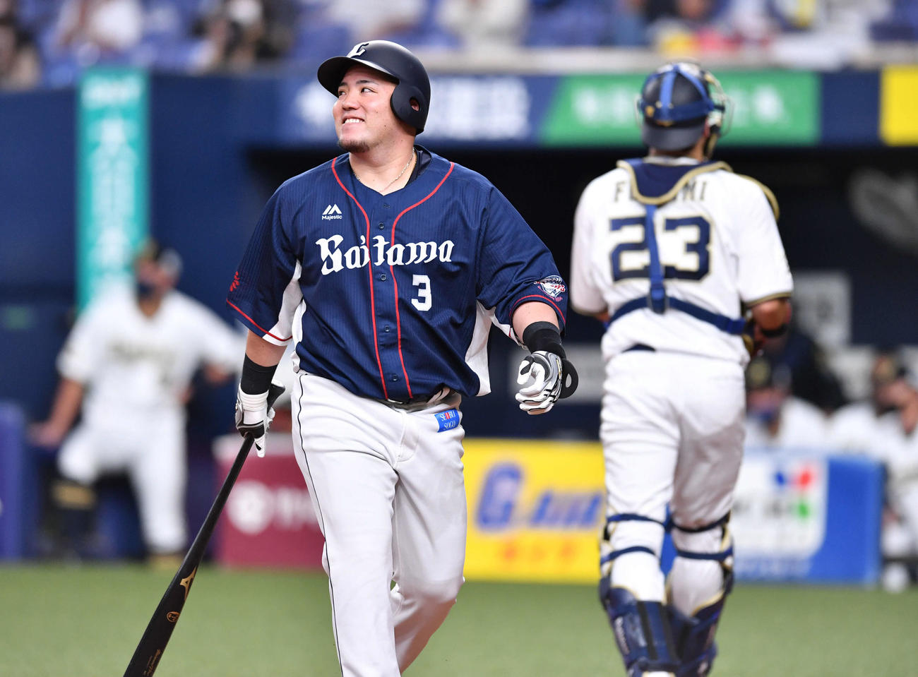オリックス対西武19回戦　4回表西武2死、見逃し三振に倒れ、悔しそうに苦笑いしながらベンチへ戻る山川穂高（撮影・岩下翔太）