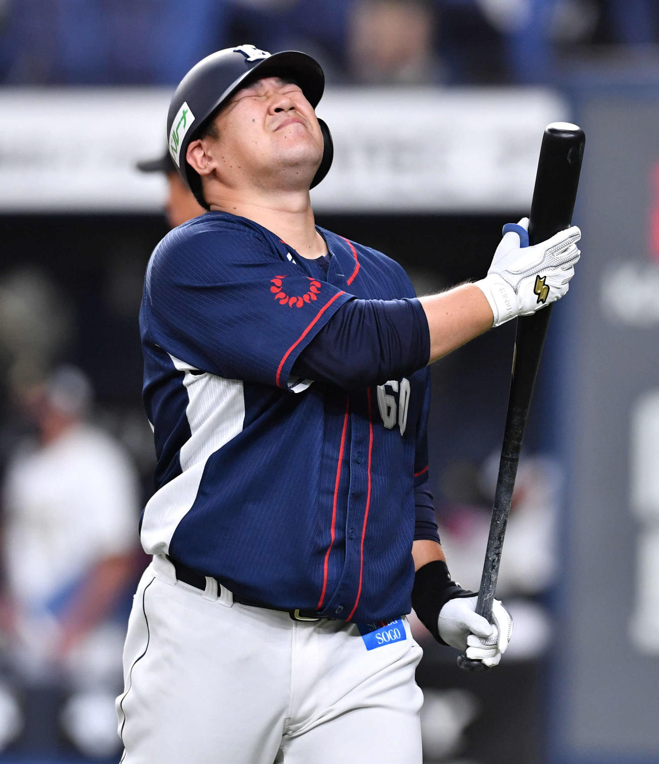オリックス対西武19回戦　6回表西武2死、空振り三振に倒れ、悔しそうな表情でベンチへ戻る中村剛也（撮影・岩下翔太）