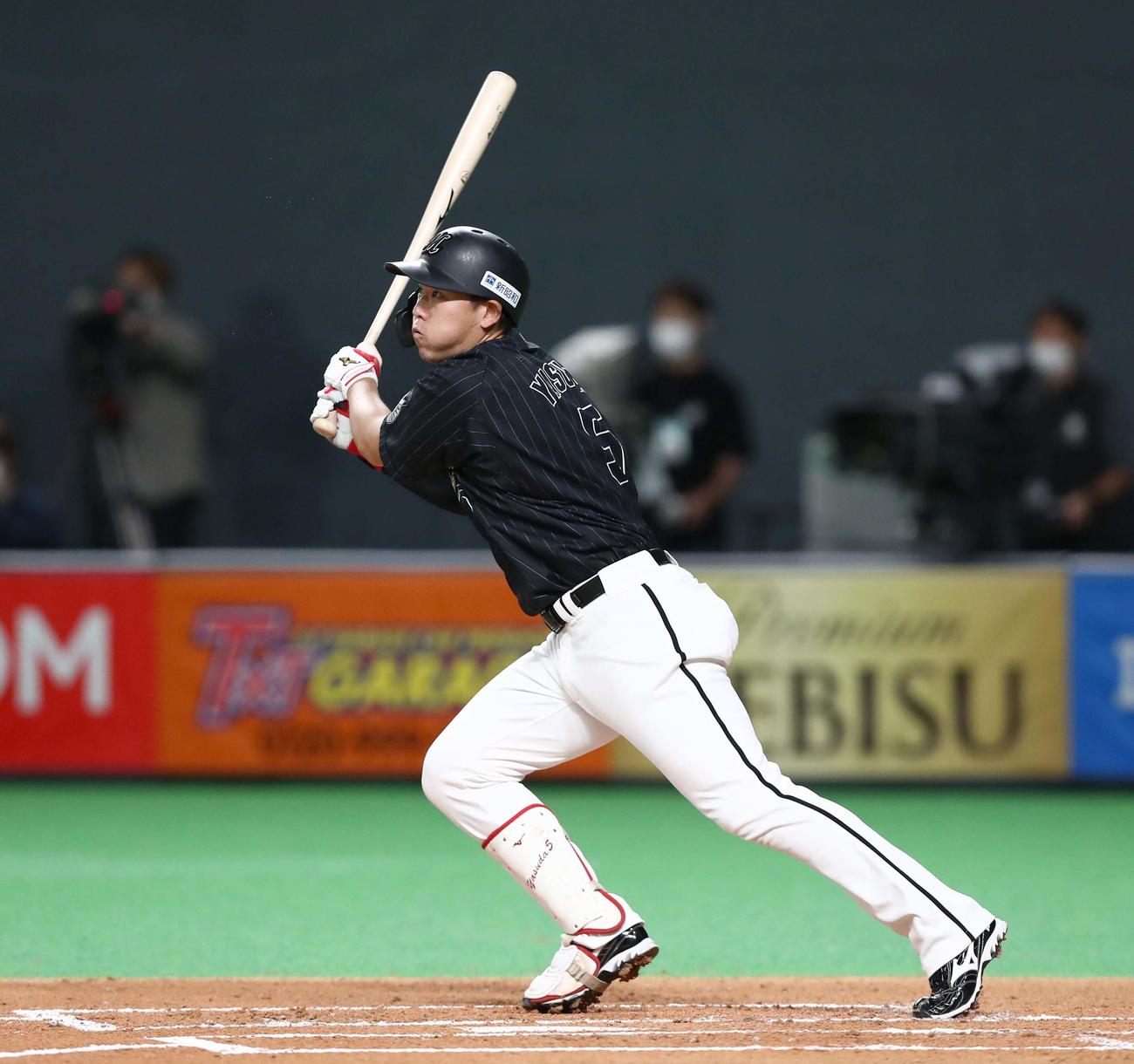 日本ハム対ロッテ　1回表ロッテ1死二塁、左中間に適時三塁打を放つ安田（撮影・黒川智章）