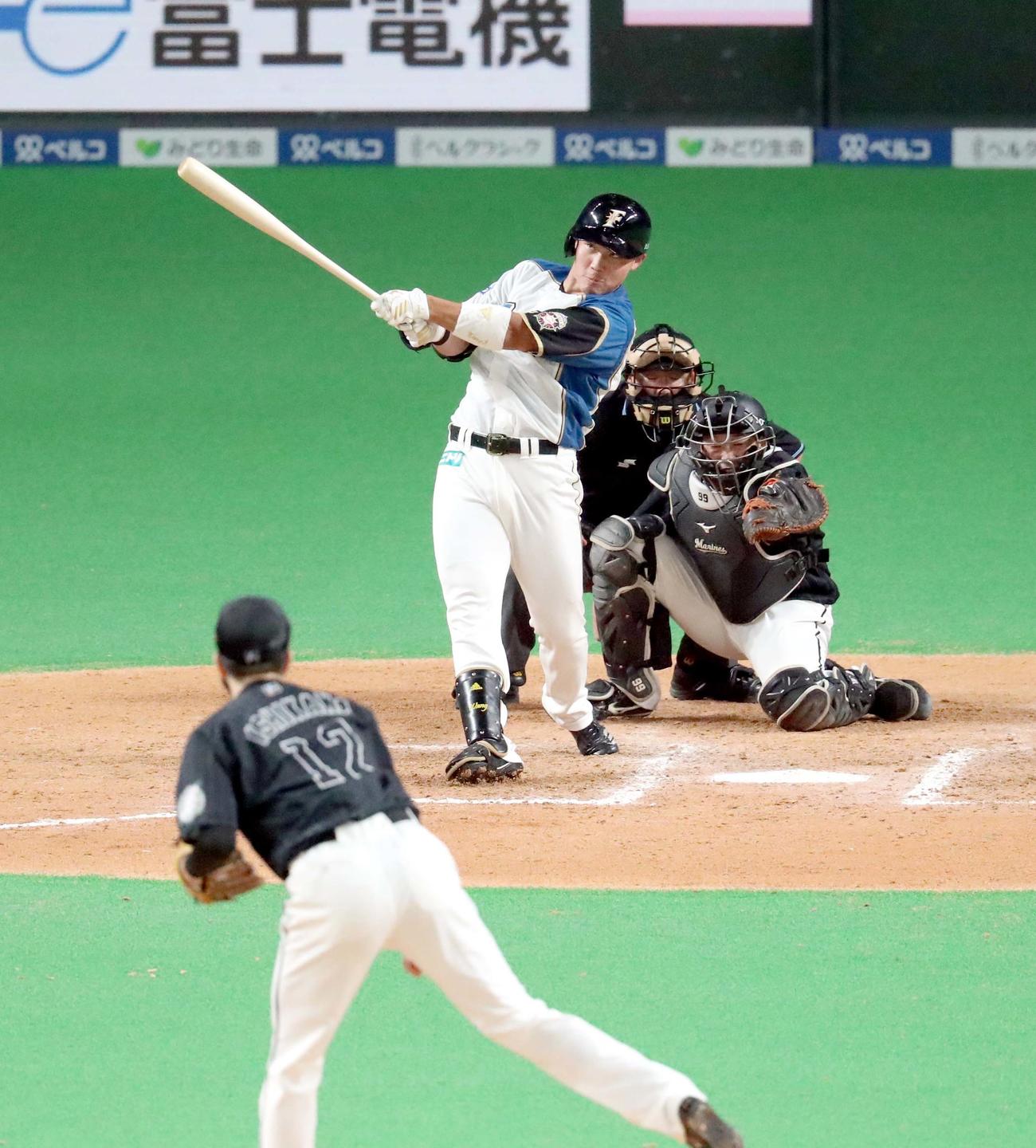 日本ハム対ロッテ　8回裏日本ハム無死二塁、王柏融は右越え2点本塁打を放つ。投手はロッテ石川（撮影・佐藤翔太）