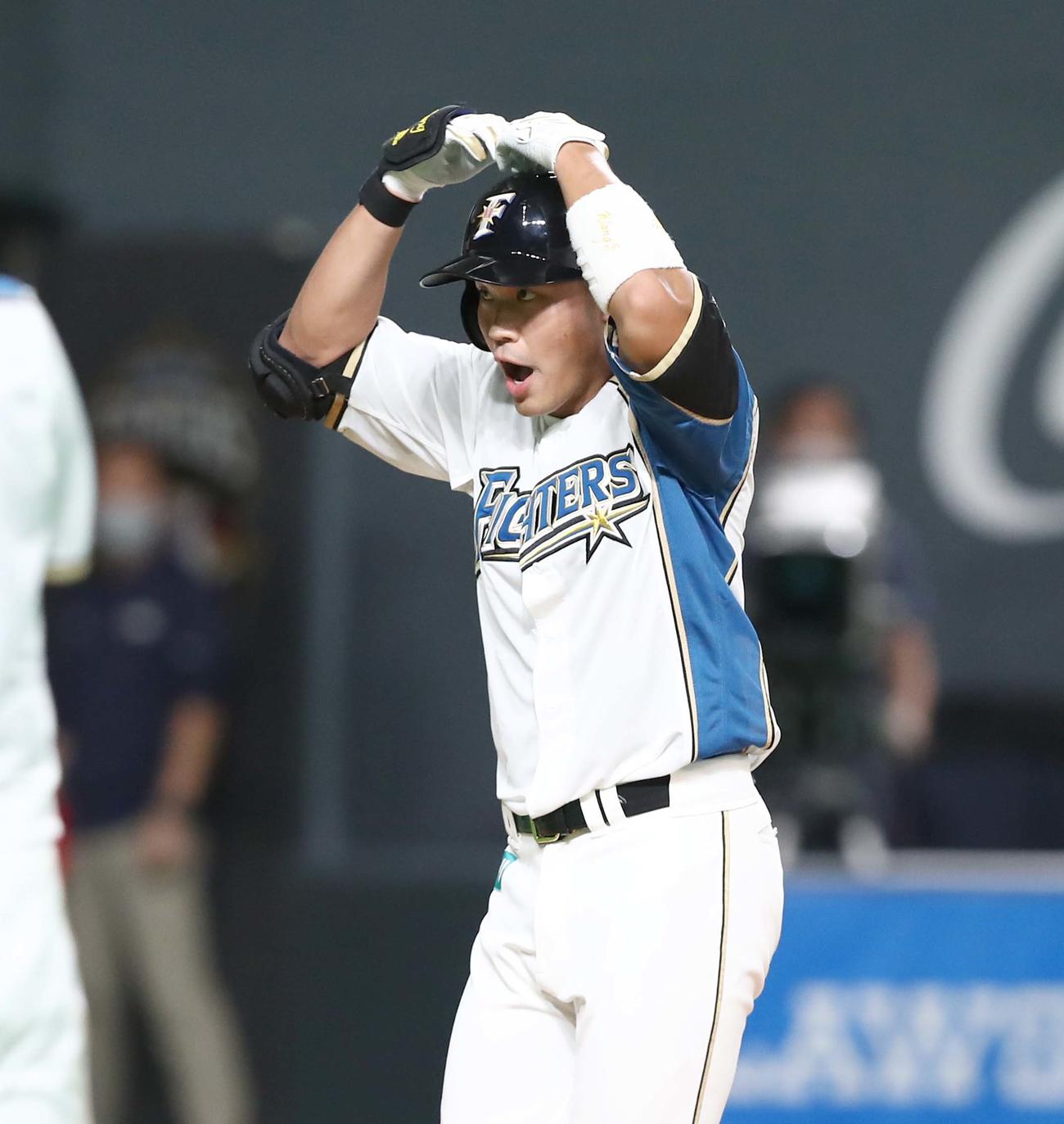 日本ハム対ロッテ　8回裏、2点本塁打を放ちポーズをとる王柏融（撮影・黒川智章）