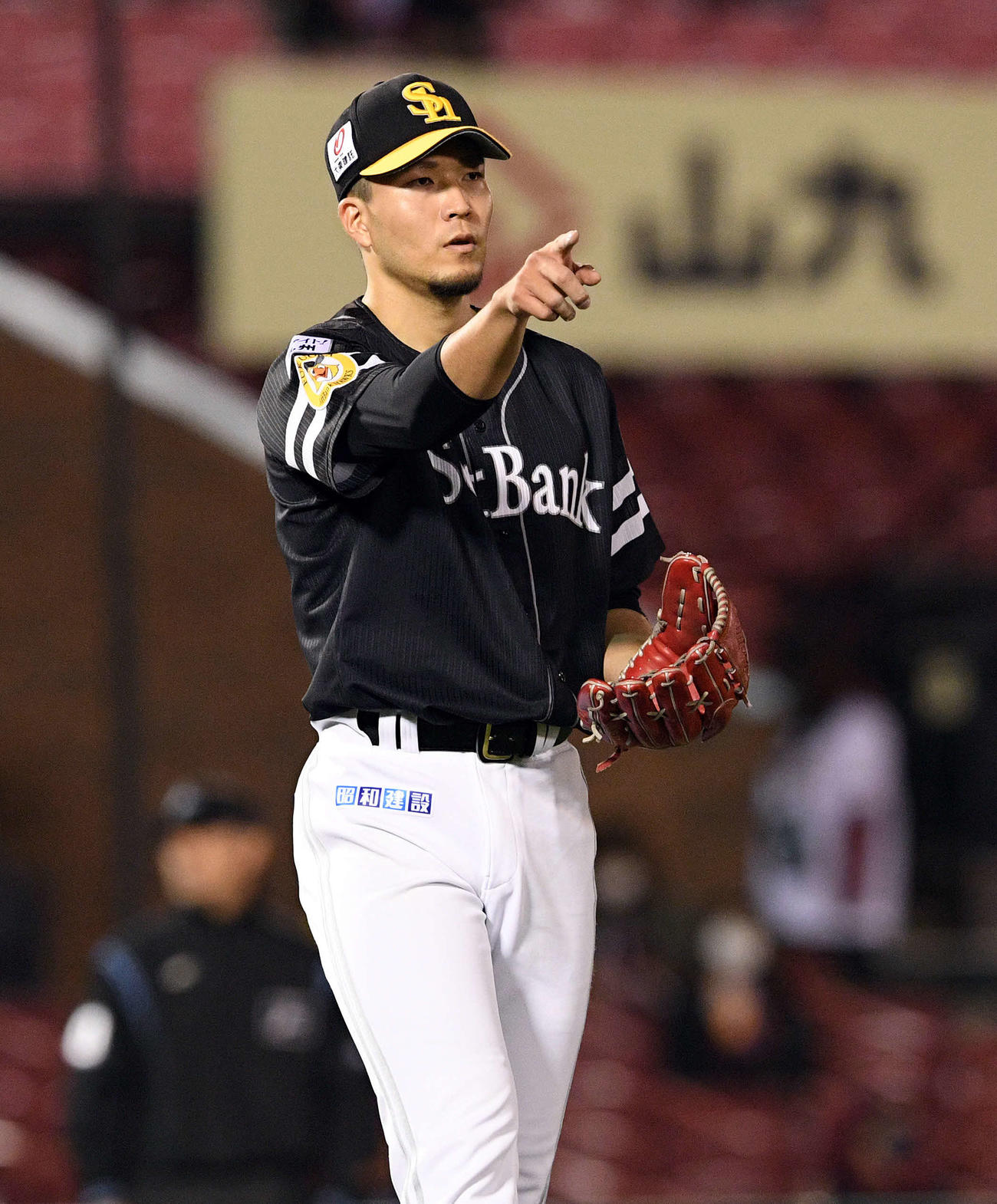 楽天対ソフトバンク　8回裏楽天1死、小深田を空振り三振に仕留めナインにポーズを送る千賀（撮影・滝沢徹郎）