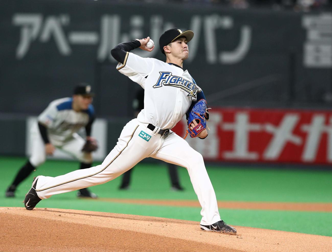 日本ハム対ロッテ　日本ハム先発の上沢（撮影・黒川智章）