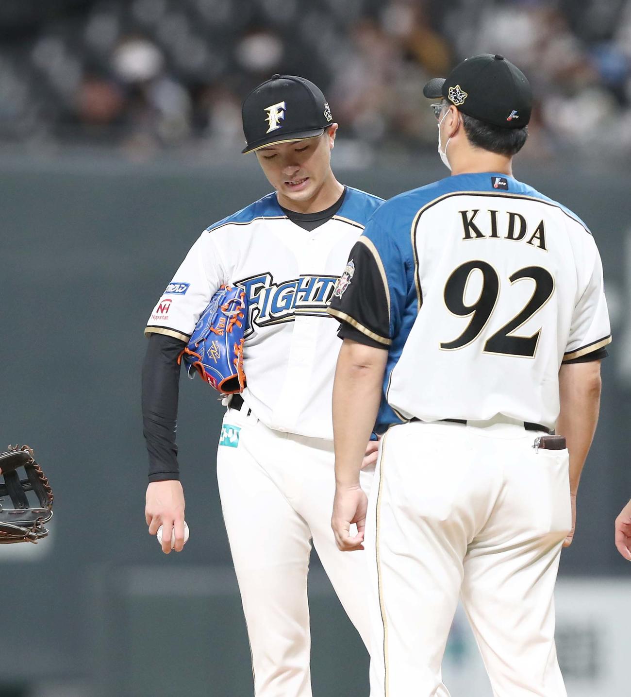 日本ハム対ロッテ　1回表、先制され渋い表情の上沢（撮影・黒川智章）