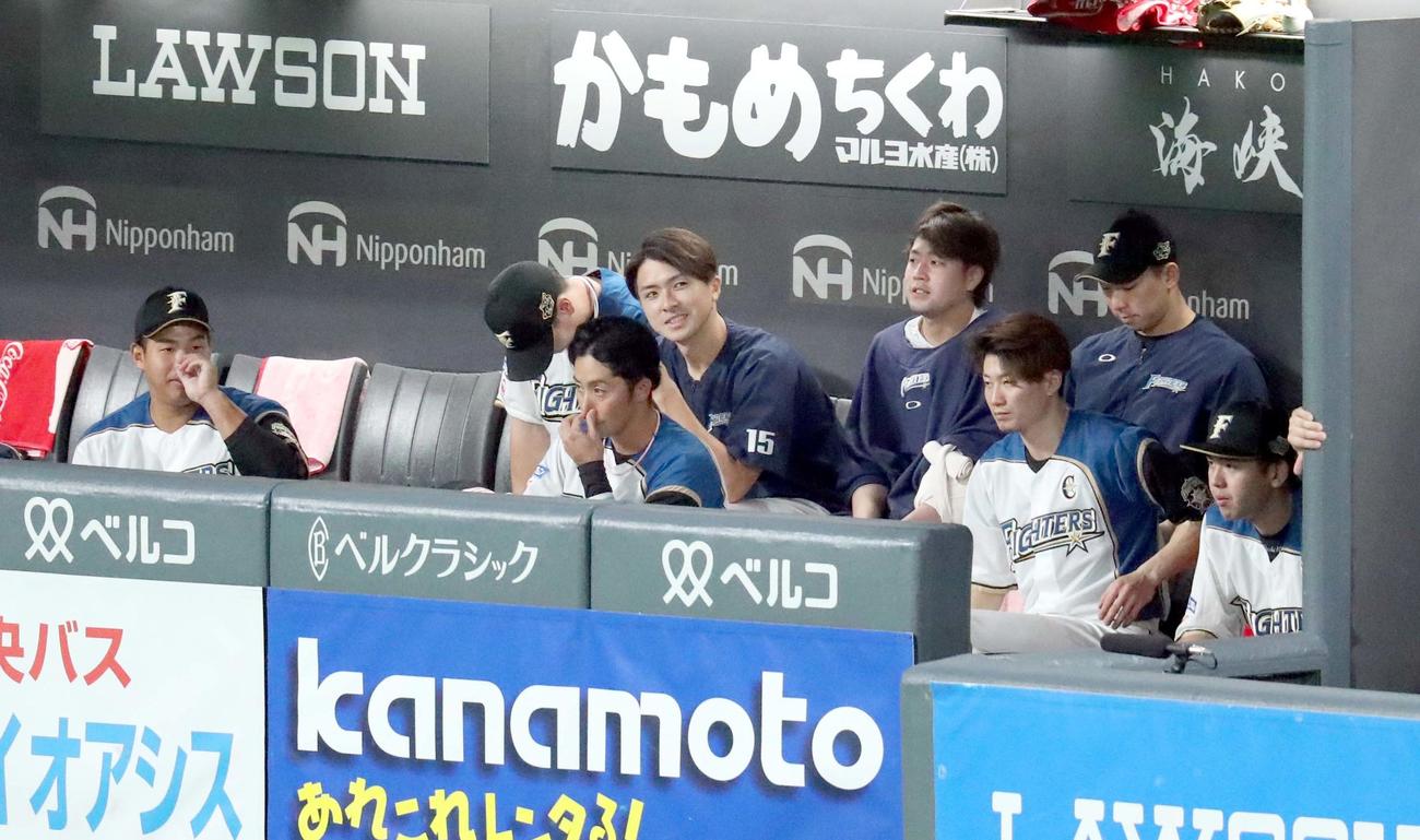 日本ハム対ロッテ　ベンチで悔しそうな表情を見せる日本ハム上沢（中央奥）（撮影・佐藤翔太）