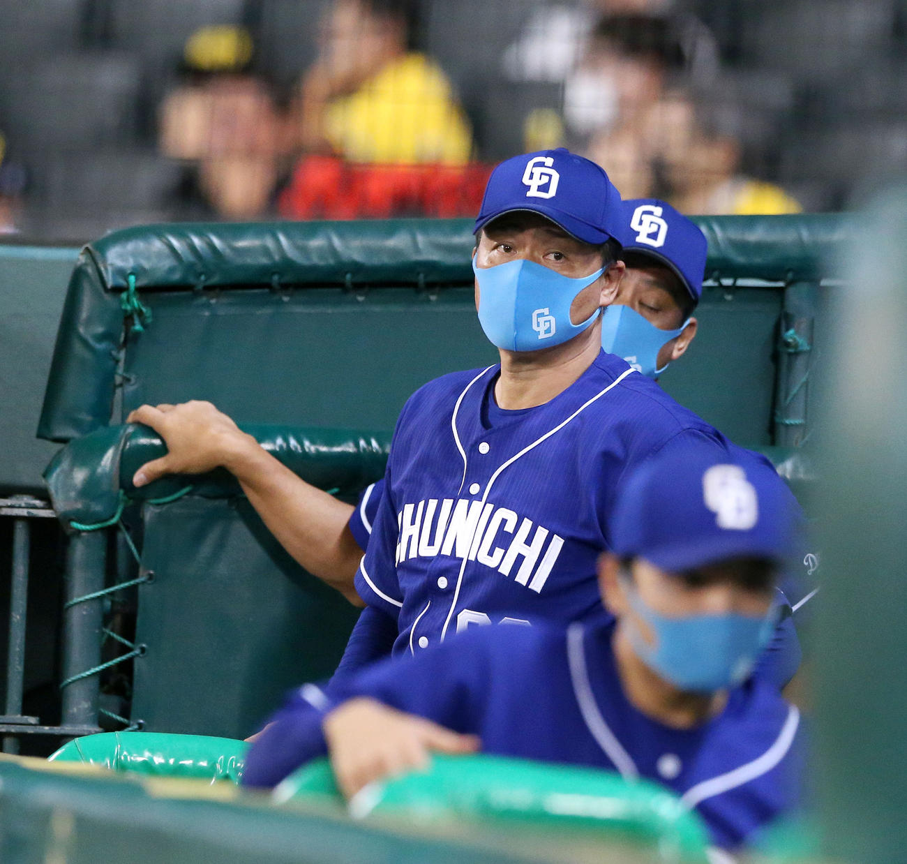 7回表終了後、ベンチ内を見る与田監督（撮影・上山淳一）