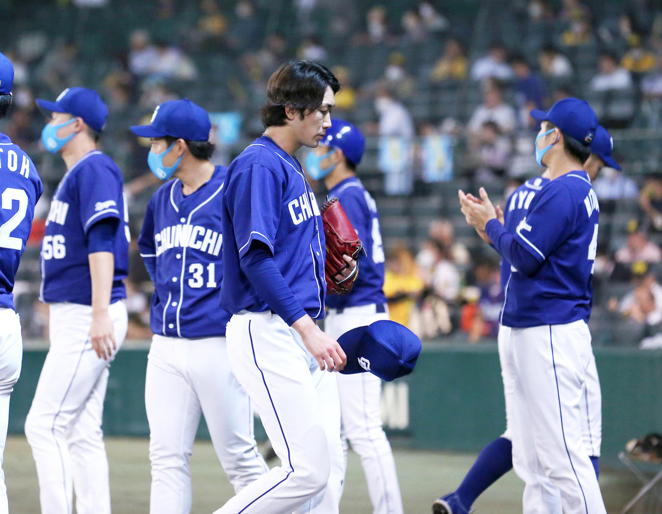 5回を投げ終え中日先発の勝野（手前中央）はベンチへ引き揚げる（撮影・上山淳一）