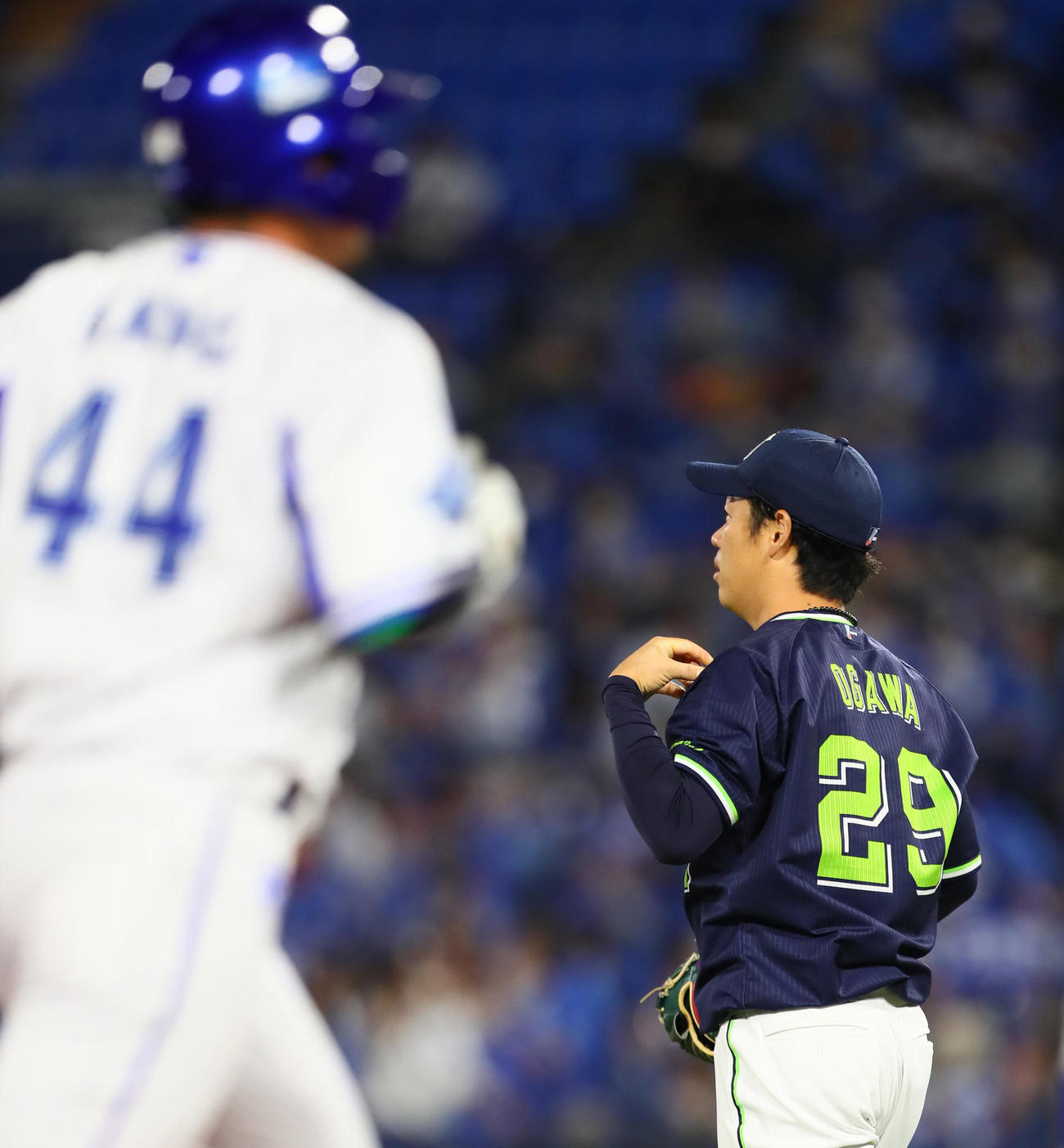 DeNA対ヤクルト　1回裏DeNA1死一、二塁、佐野（左）に右越え3点本塁打を浴びた小川（撮影・足立雅史）