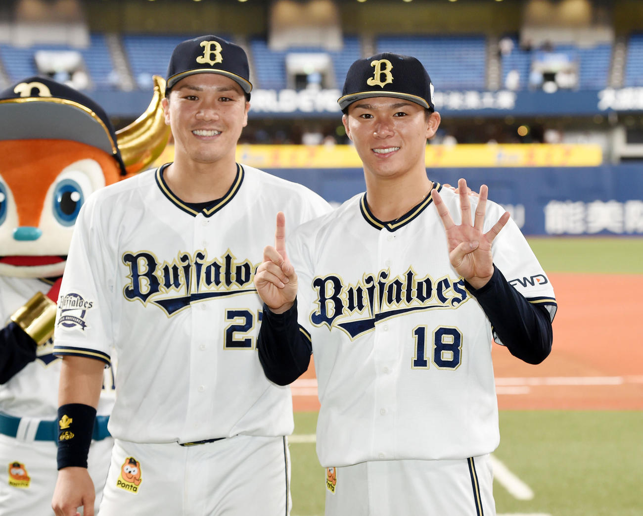 オリックス対西武　伏見（左）の祝福を受ける14奪三振で勝利投手の山本（撮影・前岡正明）