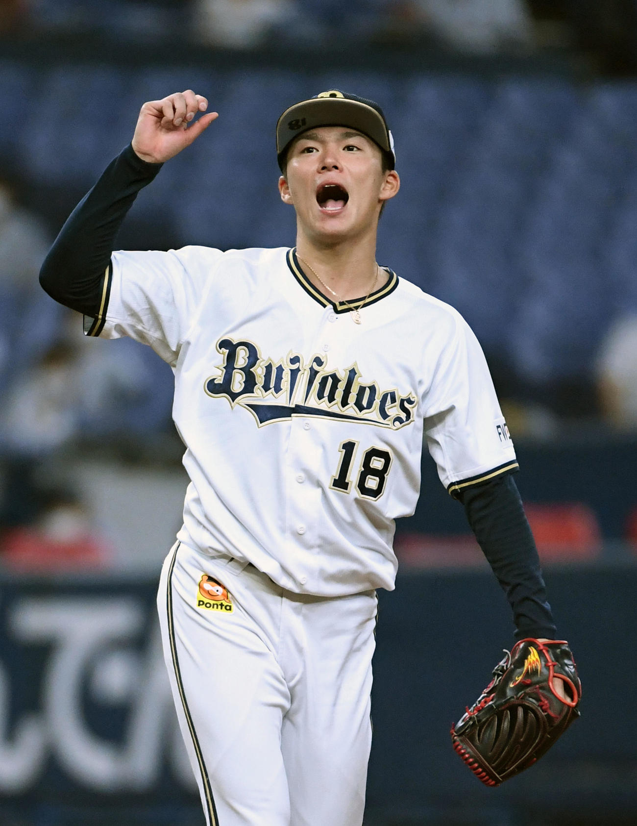 オリックス対西武　6回、中村を空振りの三振に打ち取りさけぶ山本（撮影・前岡正明）