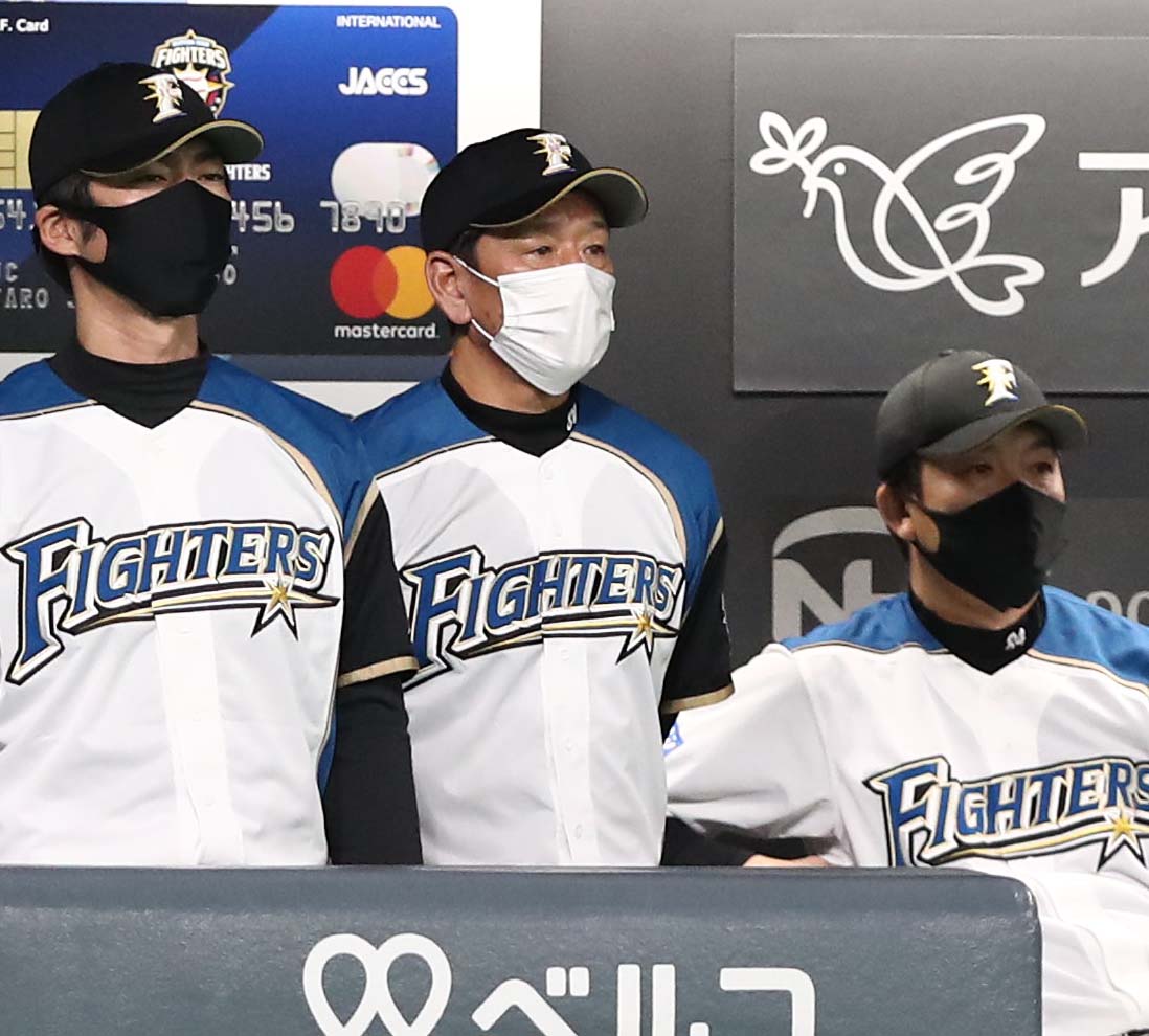 日本ハム対ロッテ　ベンチで渋い表情の栗山監督（中央）（撮影・黒川智章）