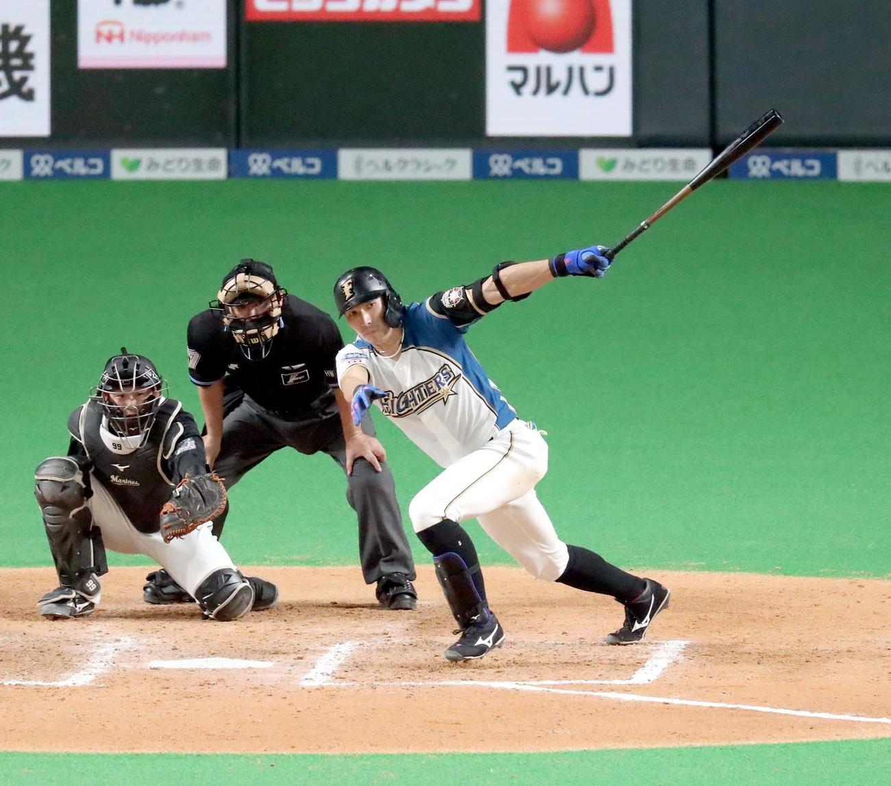 日本ハム対ロッテ　8回裏日本ハム無死、大田は左前打を放つ（撮影・佐藤翔太）