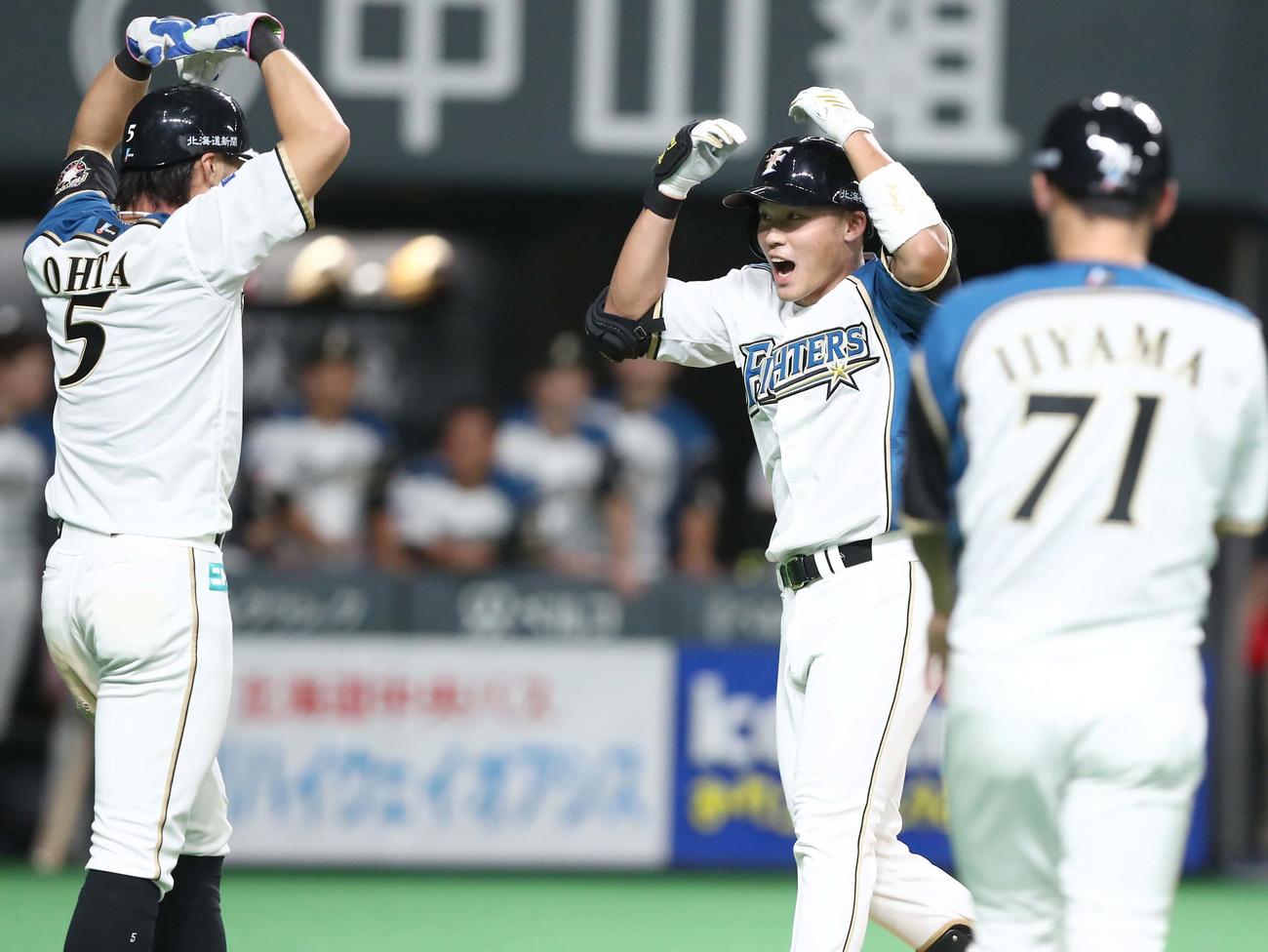 日本ハム対ロッテ　8回裏、2点本塁打を放ち大田（左）とポーズをとる王柏融（撮影・黒川智章）