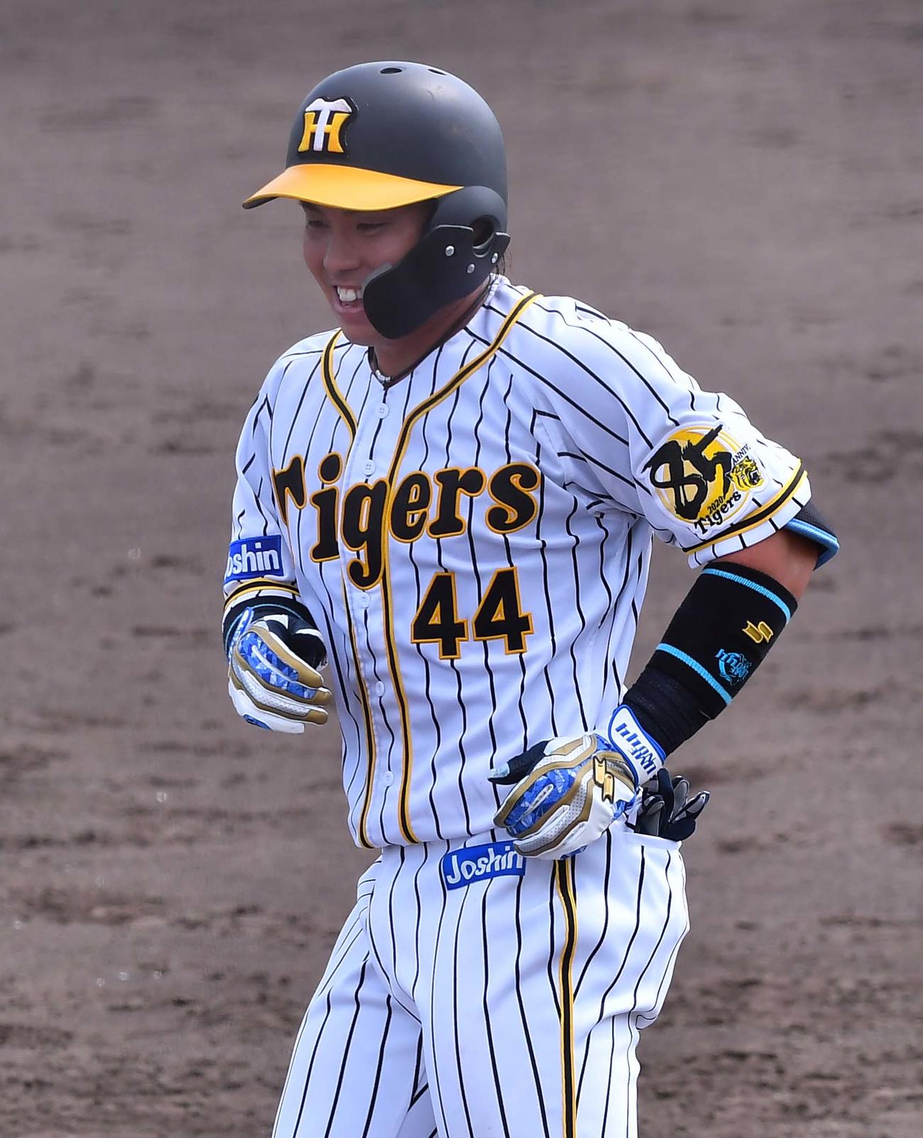 ウエスタン・リーグ　阪神対オリックス　5回裏阪神2死三塁、左前に勝ち越し適時打を放ち笑顔の梅野（撮影・上田博志）