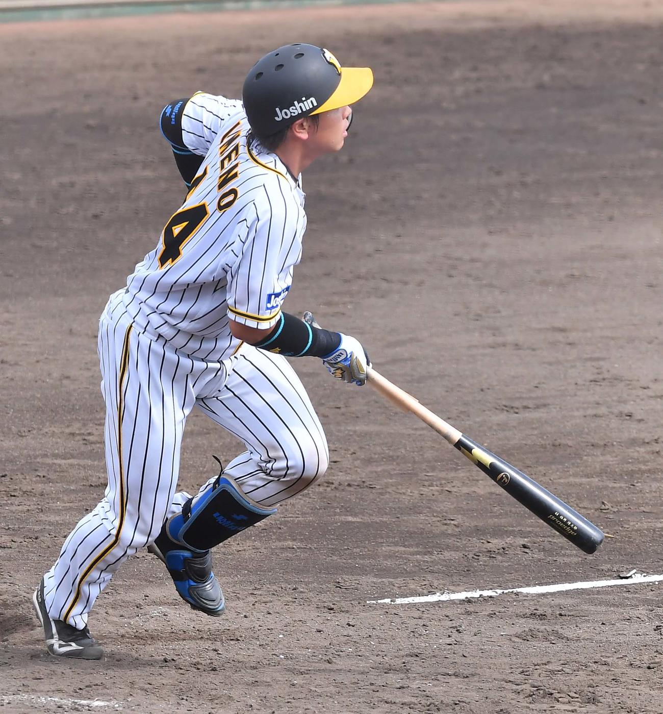 5回裏阪神2死三塁、左前に勝ち越し適時打を放つ梅野隆太郎（撮影・上田博志）