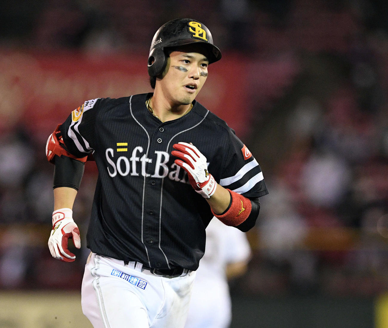 楽天対ソフトバンク　5回表ソフトバンク1死一、二塁、勝ち越しの右越え3点本塁打を放ち塁を回る栗原（撮影・滝沢徹郎）