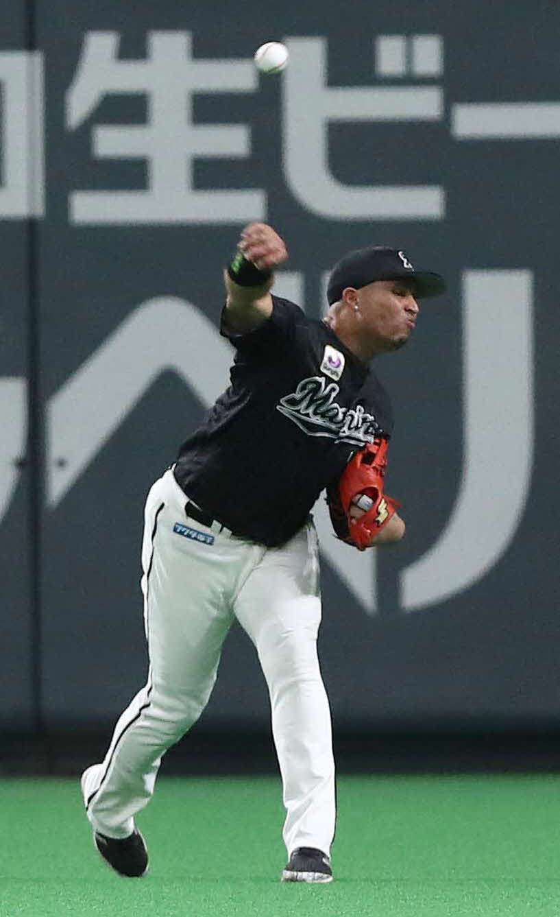 日本ハム対ロッテ　1回裏日本ハム1死二、三塁、中田の右飛で三塁走者の平沼を本塁で補殺するマーティン（撮影・黒川智章）