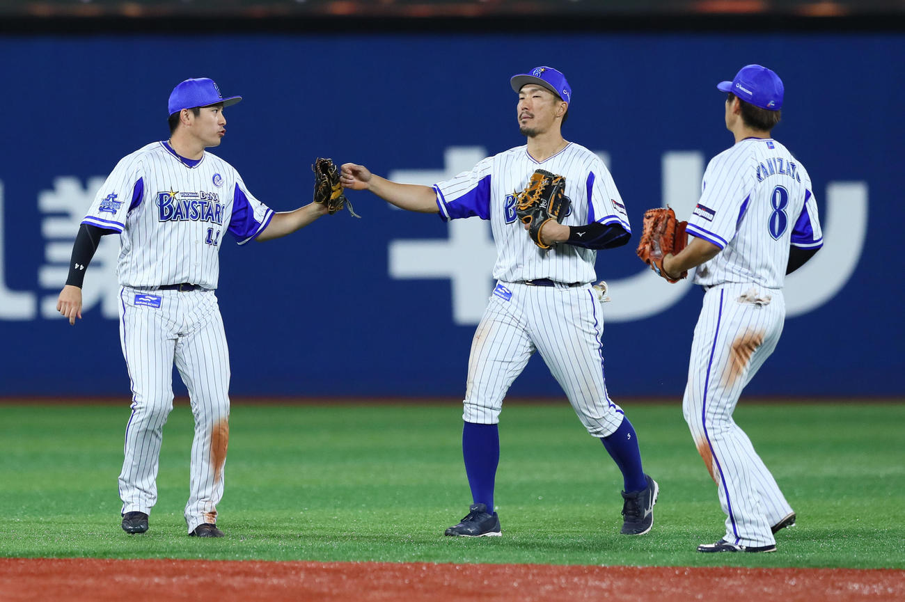 DeNA対ヤクルト　勝利しタッチを交わすDeNAの、左から佐野、梶谷、神里（撮影・足立雅史）