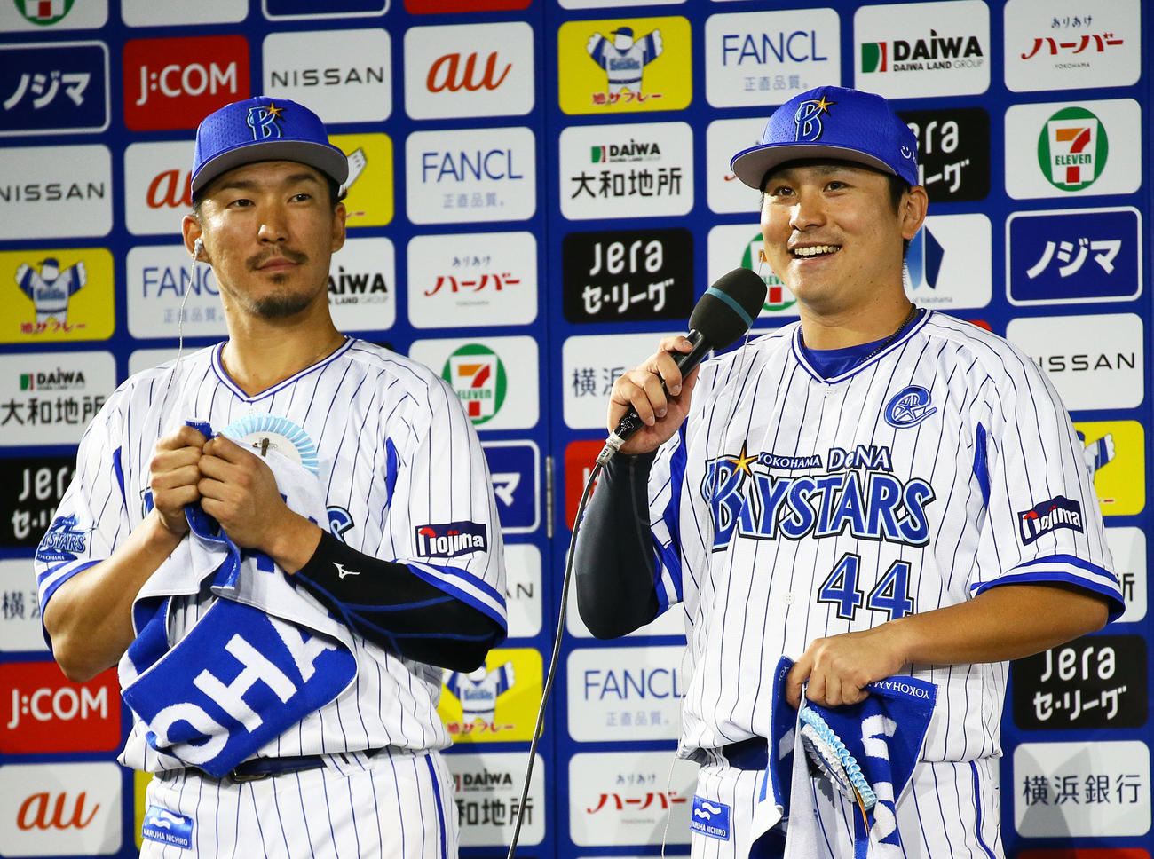 DeNA対ヤクルト　お立ち台で笑顔を見せる佐野（右）と梶谷（撮影・足立雅史）