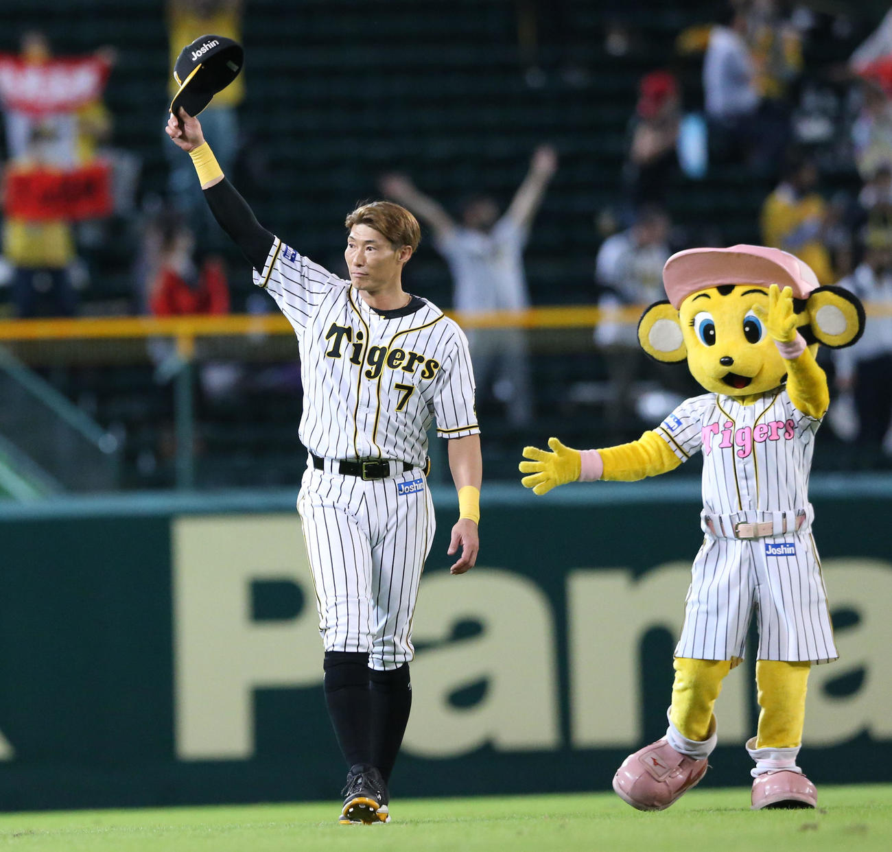 阪神対中日　ヒーローの糸井はファンの声援に応える（撮影・上山淳一）