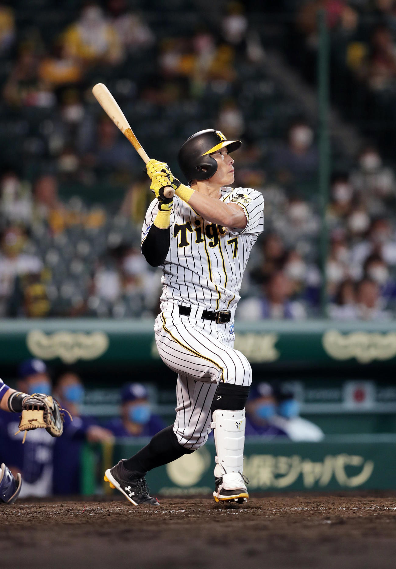阪神対中日　5回裏阪神2死一塁、中越えに勝ち越し2点本塁打を放つ糸井（撮影・前田充）