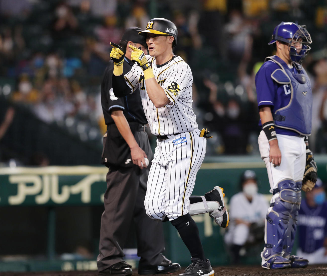 阪神対中日　5回裏阪神2死一塁、中越えに勝ち越し2点本塁打を放ち笑顔で生還する糸井。捕手木下（撮影・前田充）