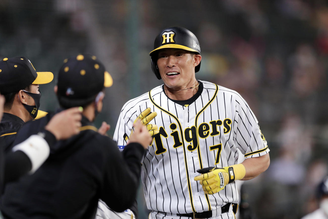 阪神対中日　5回裏阪神2死一塁、中越えに勝ち越し2点本塁打を放ちナインに迎えられる糸井（撮影・前田充）