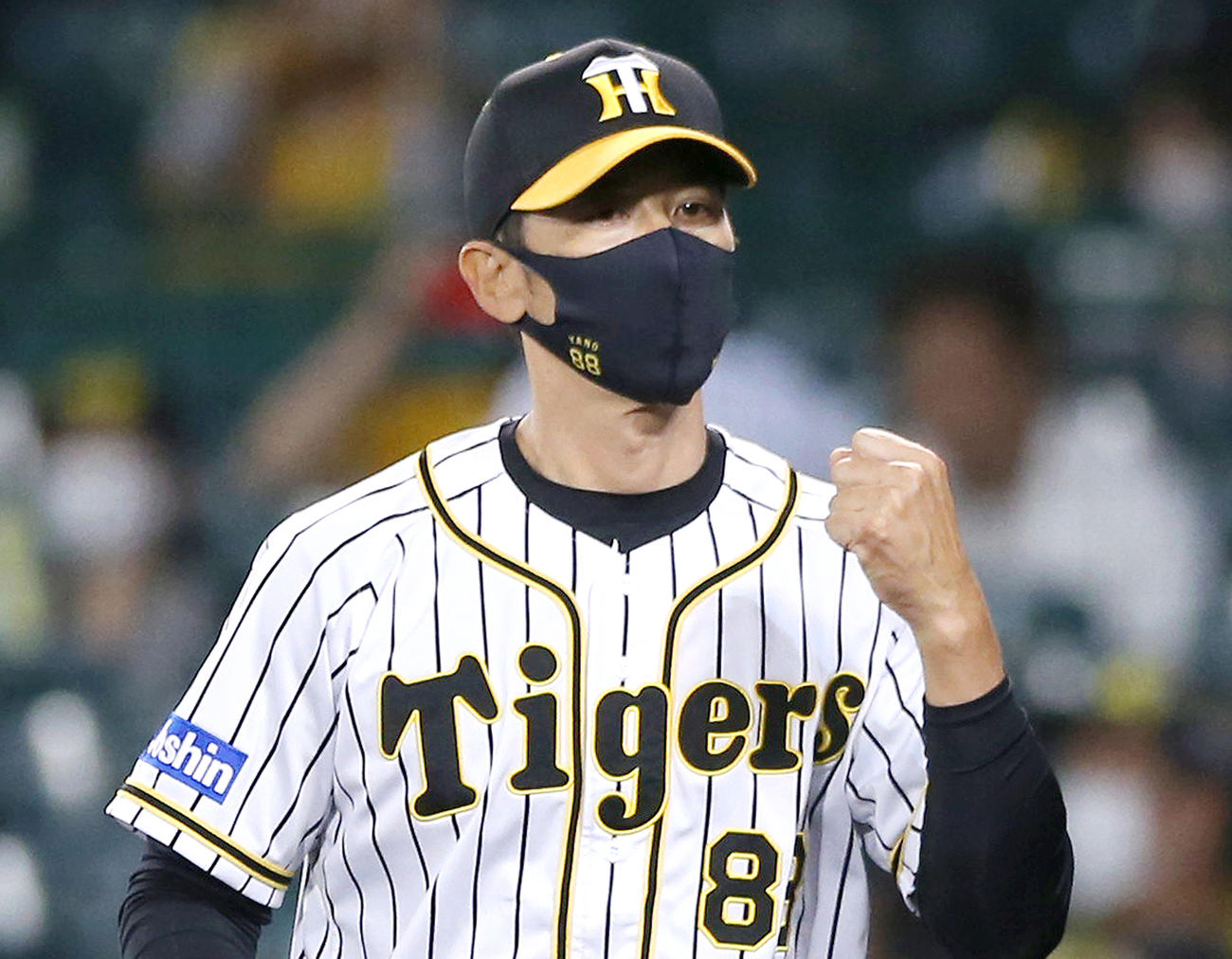 中日に勝利した矢野監督はエアグータッチする（撮影・上山淳一）