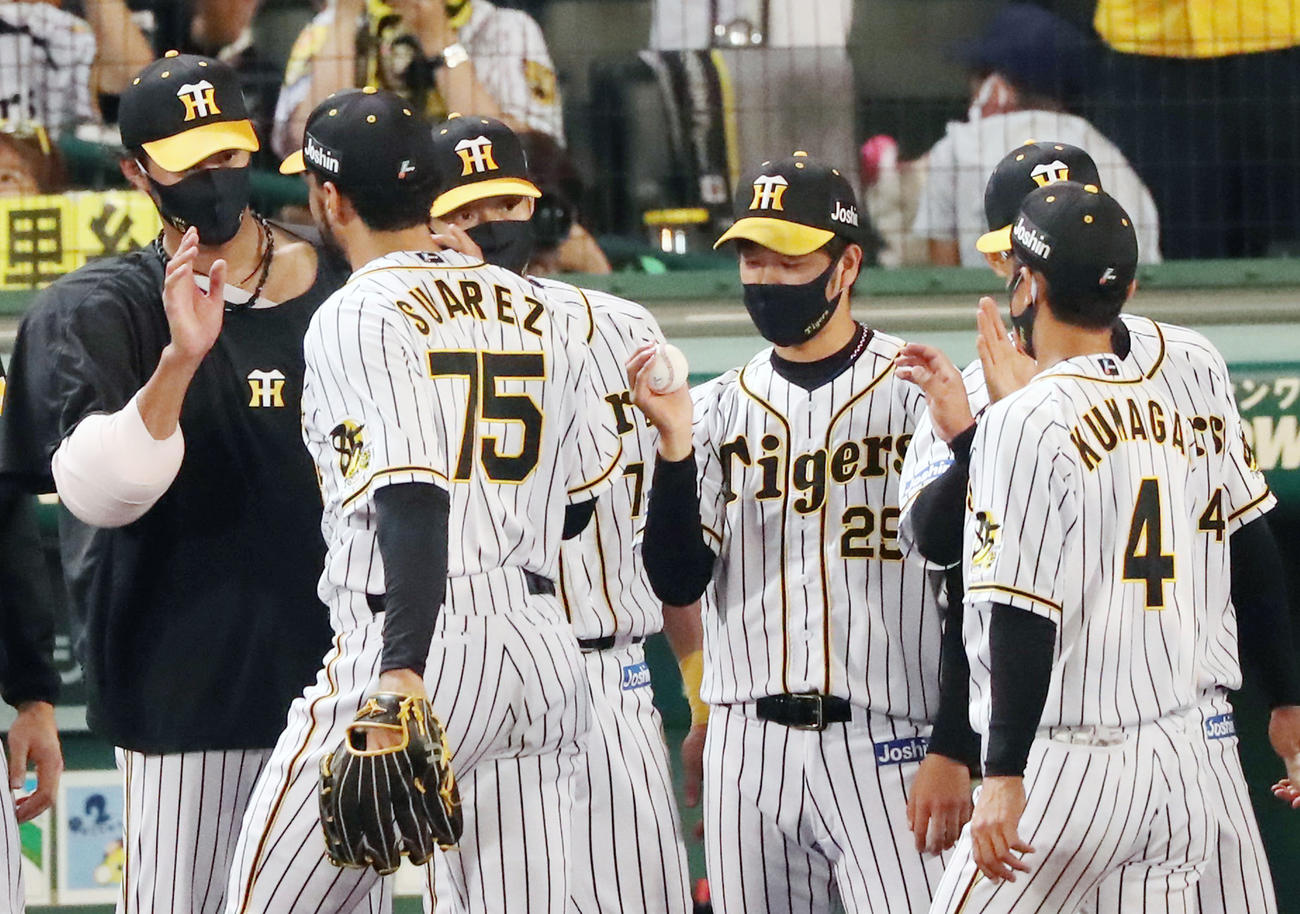 勝利球をスアレスから受け取った高橋（中央）（撮影・加藤哉）