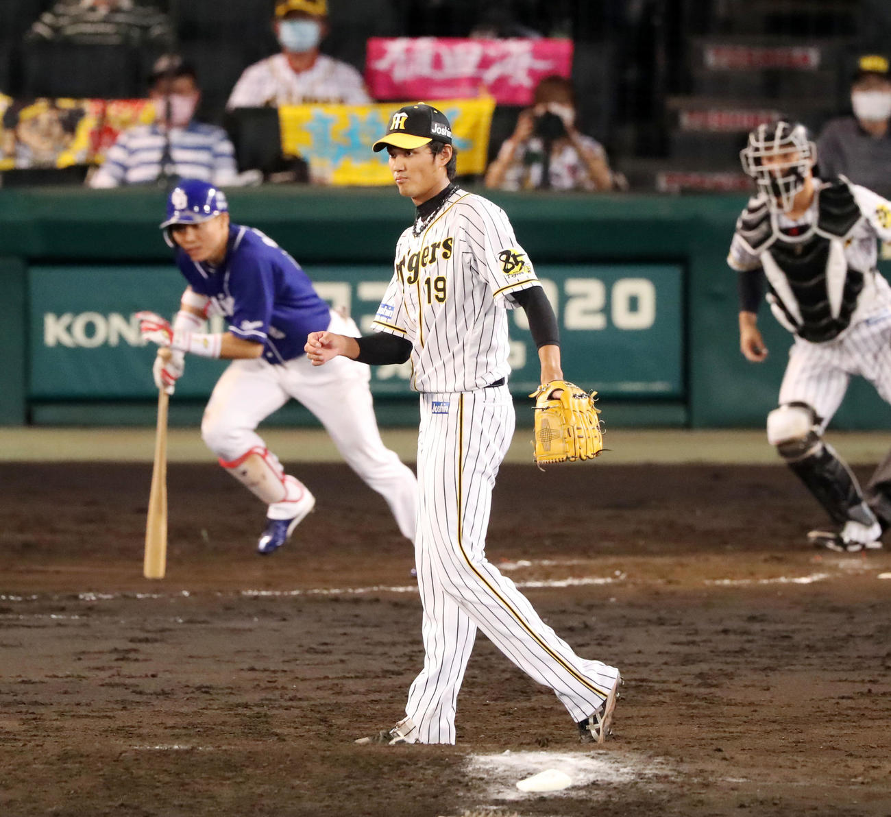 阪神対中日　8回表中日2死一塁、阪神3番手で登板の藤浪は大島を二ゴロに仕留める（撮影・加藤哉）