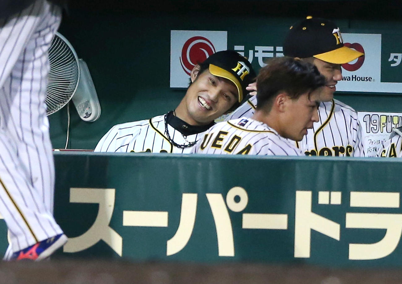 阪神対中日　8回表に3番手で登板した藤浪は無失点に抑えベンチで笑顔を見せる（撮影・上山淳一）