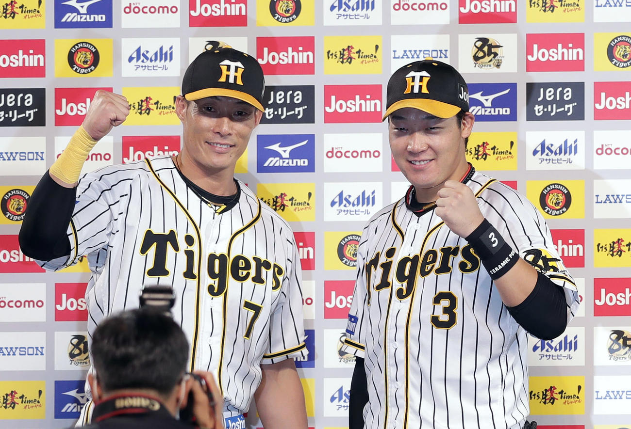 阪神対中日　ヒーローインタビューを終え笑顔でガッツポーズする糸井（左）と大山（撮影・前田充）