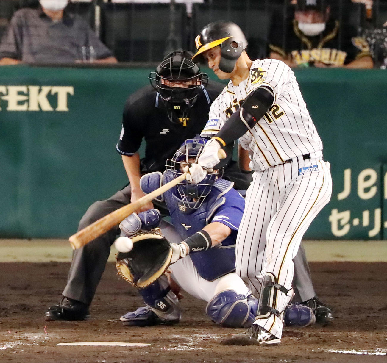 阪神対中日　8回裏阪神1死三塁、坂本は左前適時打を放つ（撮影・加藤哉）