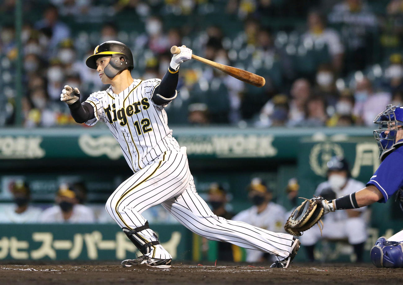 阪神対中日　8回裏阪神1死三塁、坂本は左前適時打を放つ（撮影・上山淳一）