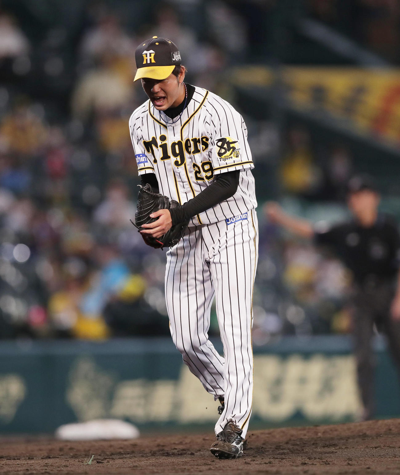 阪神対中日　6回表中日2死一、三塁、京田を空振り三振に仕留め、グラブをたたいて雄たけびをあげる高橋（撮影・前田充）