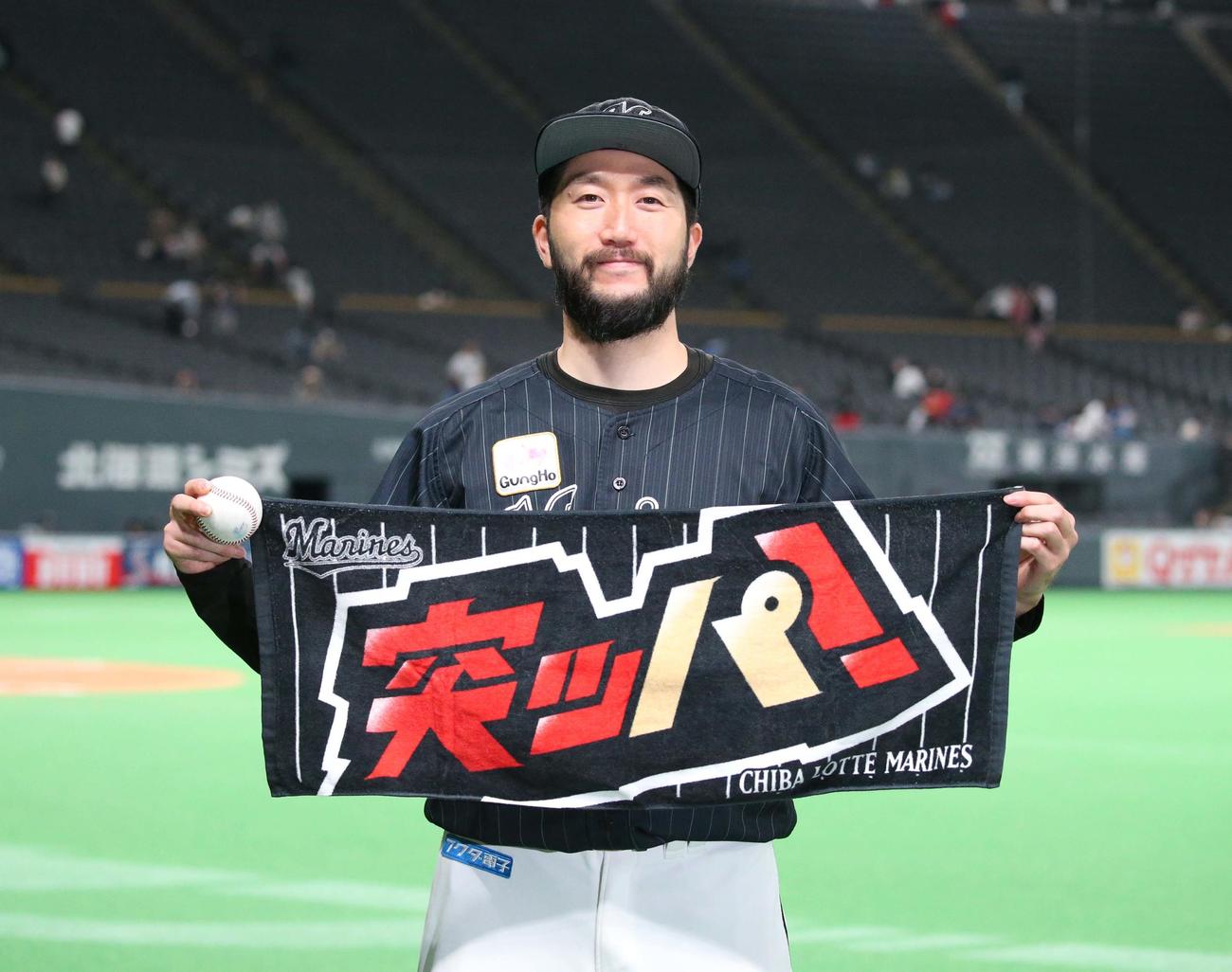 日本ハム対ロッテ　7勝目を挙げ笑顔の石川（撮影・黒川智章）