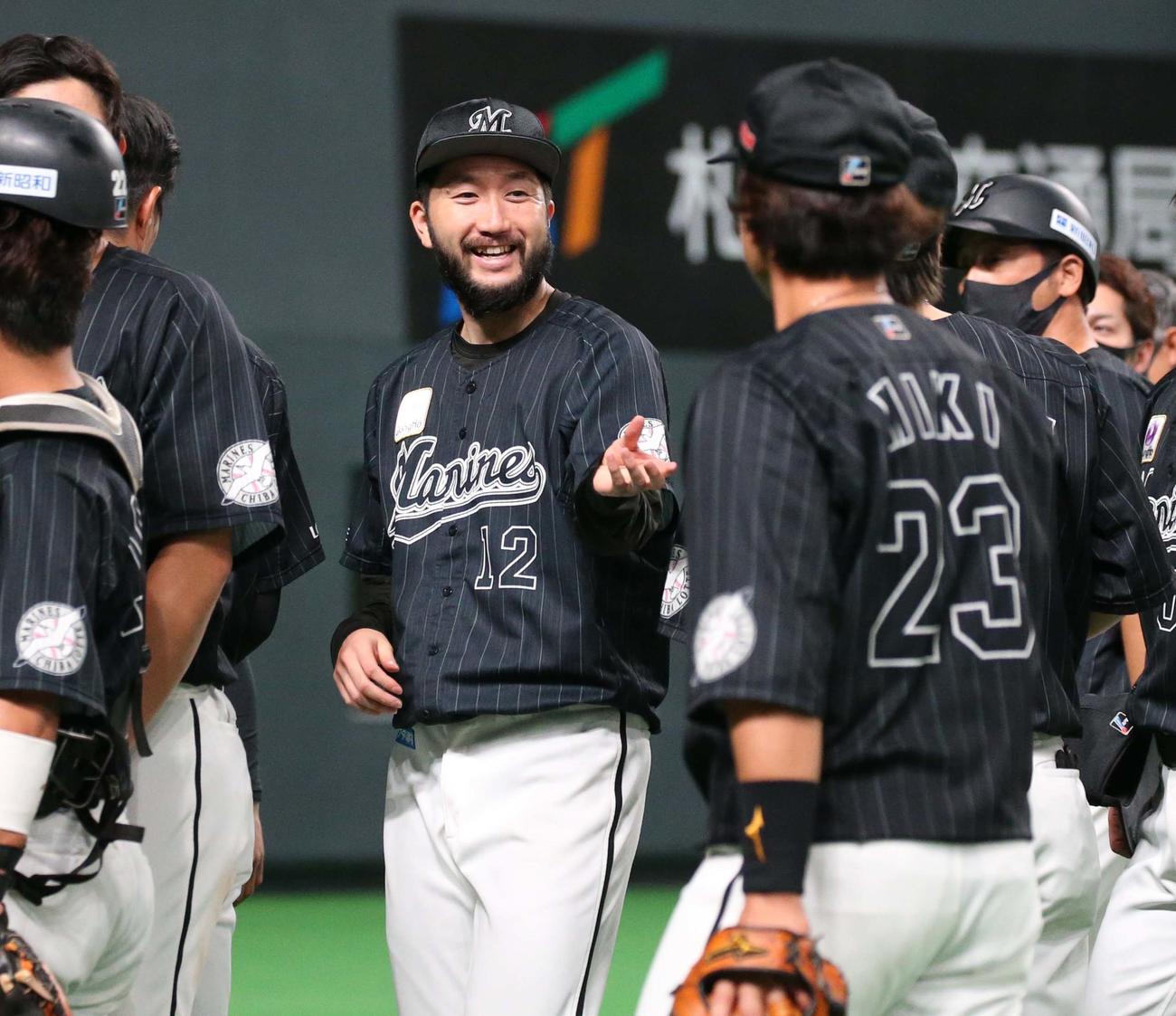 日本ハム対ロッテ　試合後、笑顔を見せる石川（撮影・黒川智章）