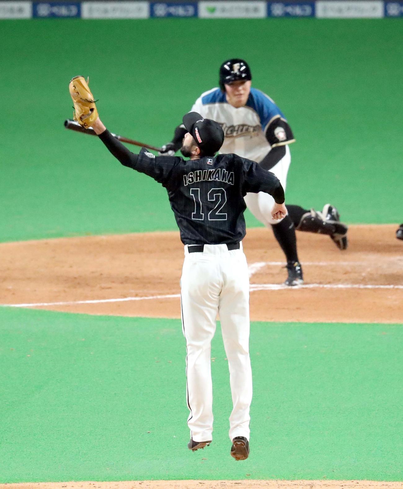 日本ハム対ロッテ　3回裏日本ハム無死、清宮（右奥）を投ゴロに仕留めるロッテ石川（撮影・佐藤翔太）