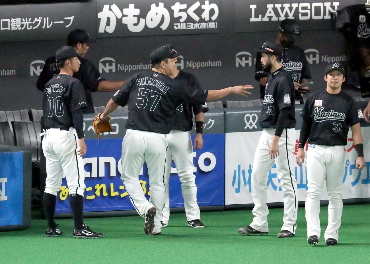 日本ハム対ロッテ　後続を抑えロッテ石川に声をかける沢村（中央）（撮影・佐藤翔太）