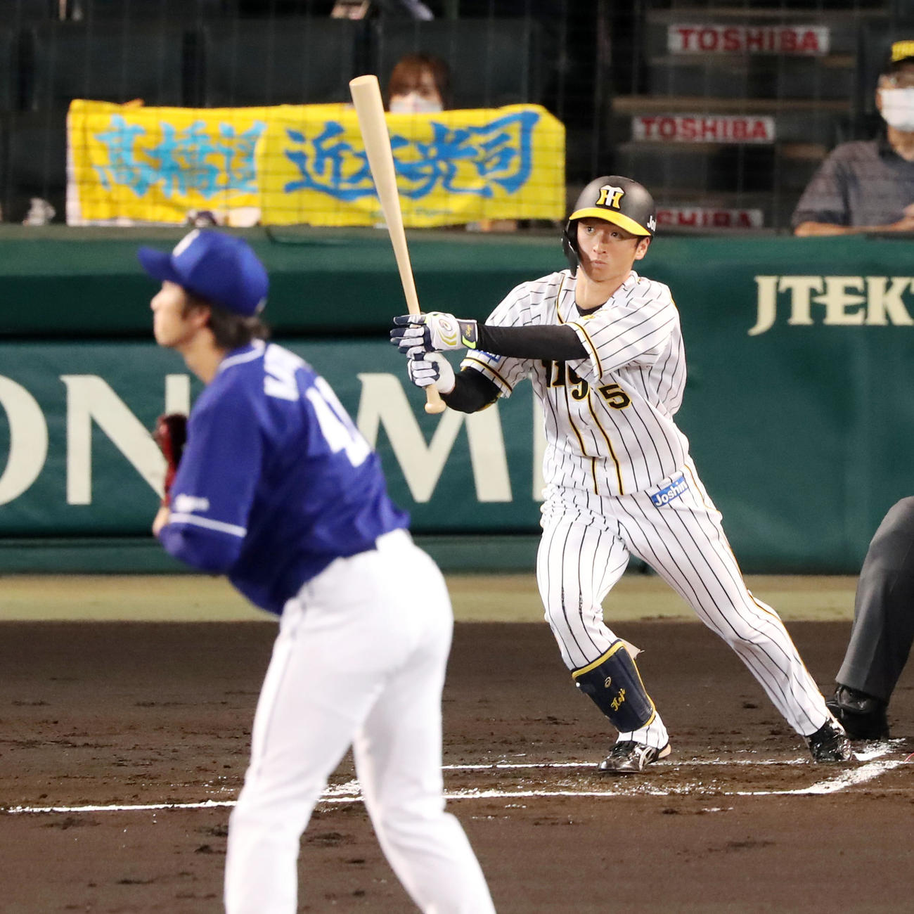 阪神対中日　1回裏阪神無死、近本は右越え二塁打を放つ（撮影・加藤哉）