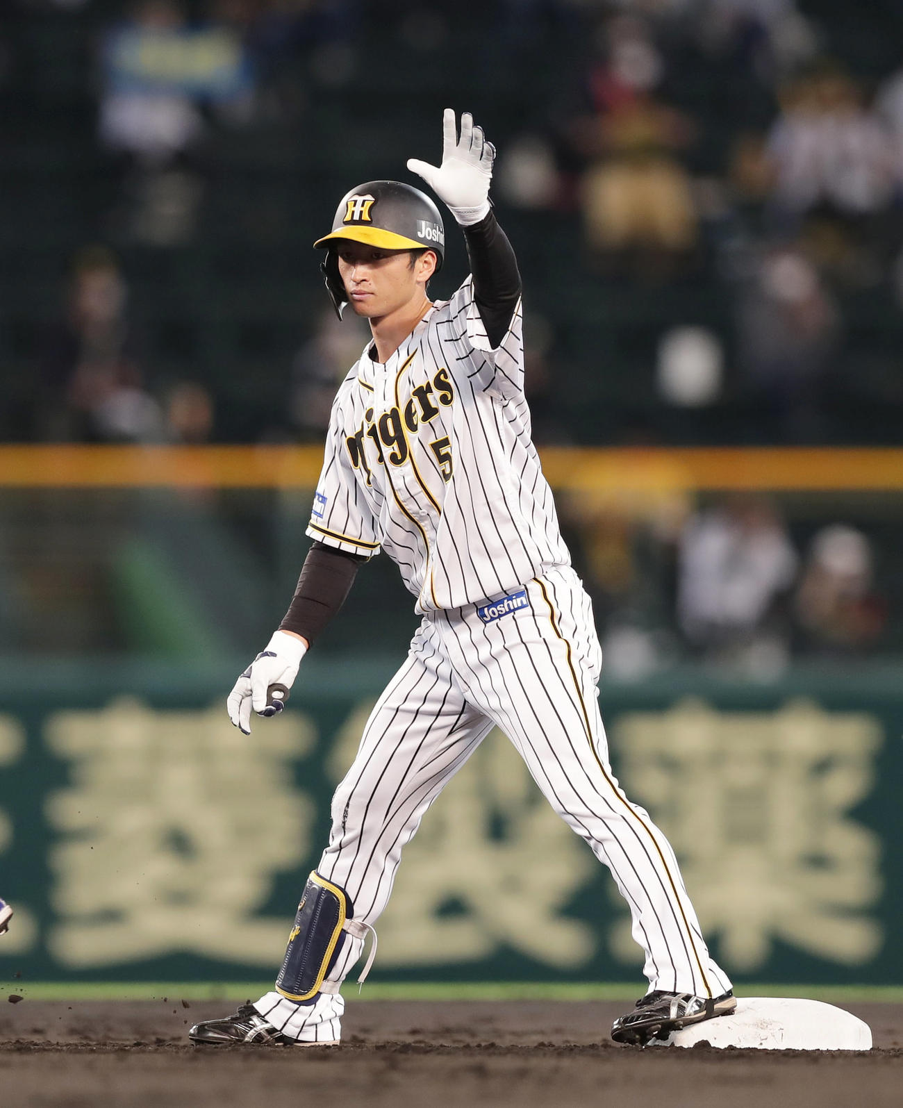 阪神対中日　1回裏阪神無死、右越え二塁打を放った近本はベンチに向かって手をあげる（撮影・前田充）
