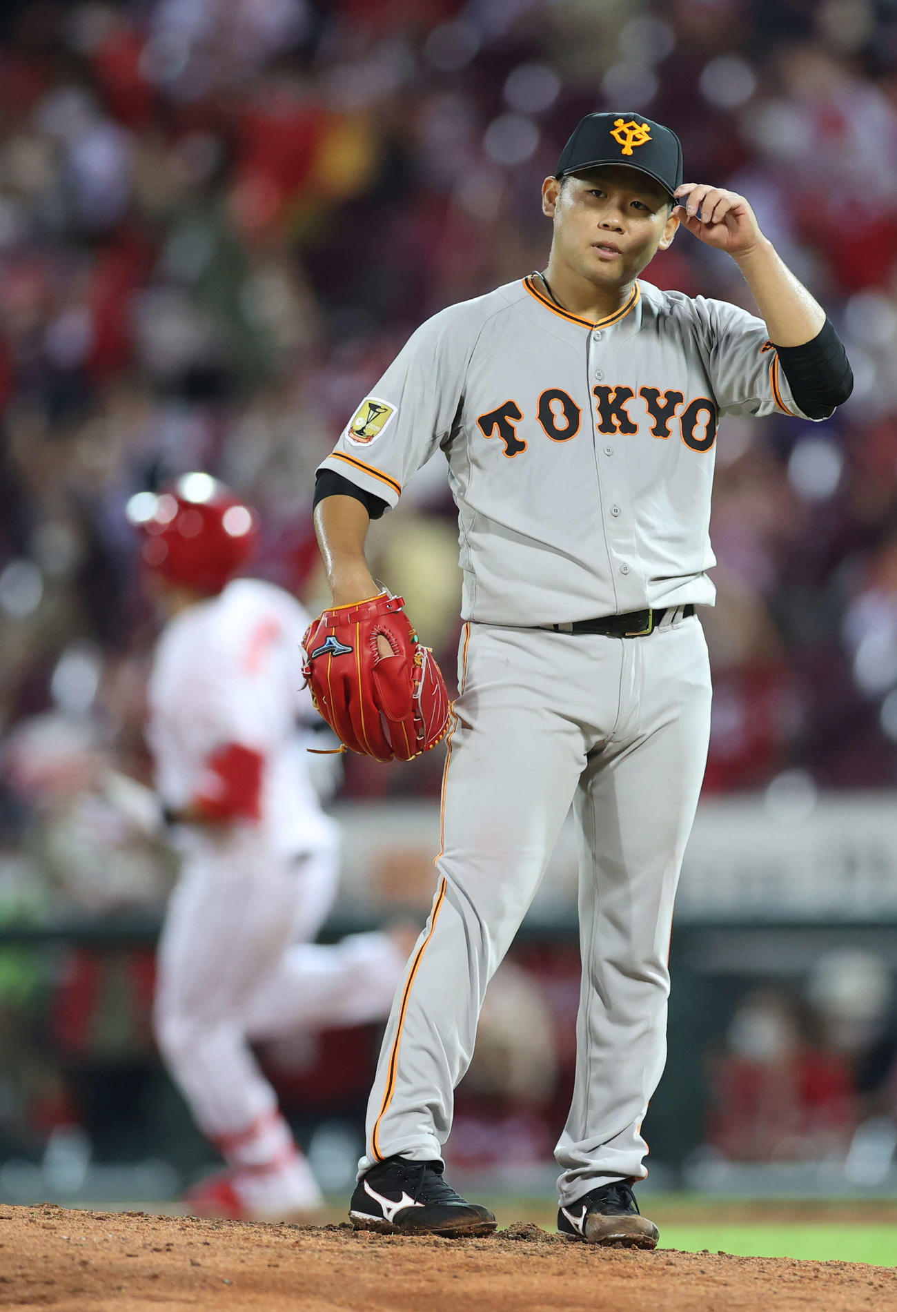 広島対巨人　5回裏広島2死一塁、鈴木誠（後方）に左越え2点本塁打を浴びる田口（撮影・河野匠）