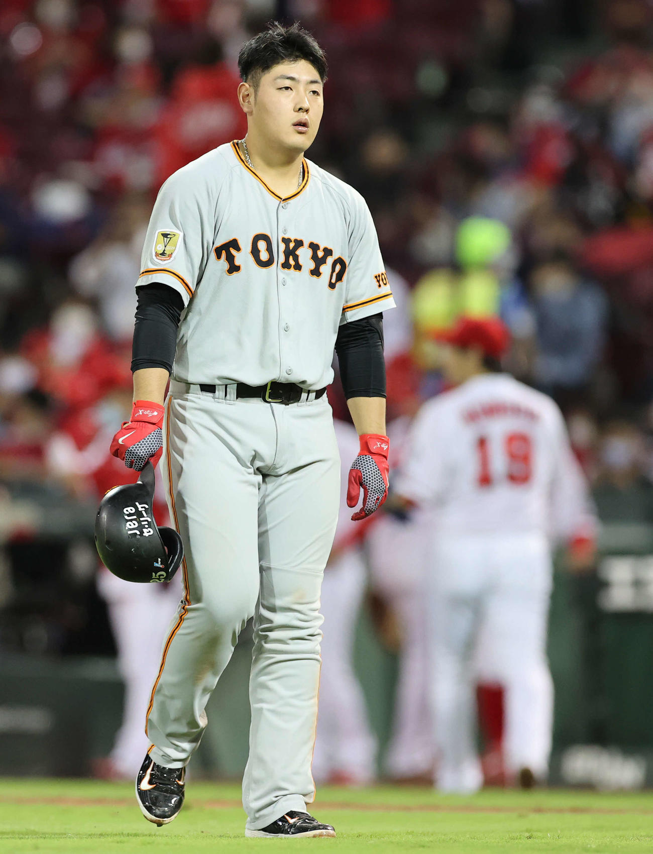 広島対巨人　5回表巨人2死二、三塁、野村（後方）に中飛に仕留められ悔しそうに引き揚げる岡本（撮影・河野匠）