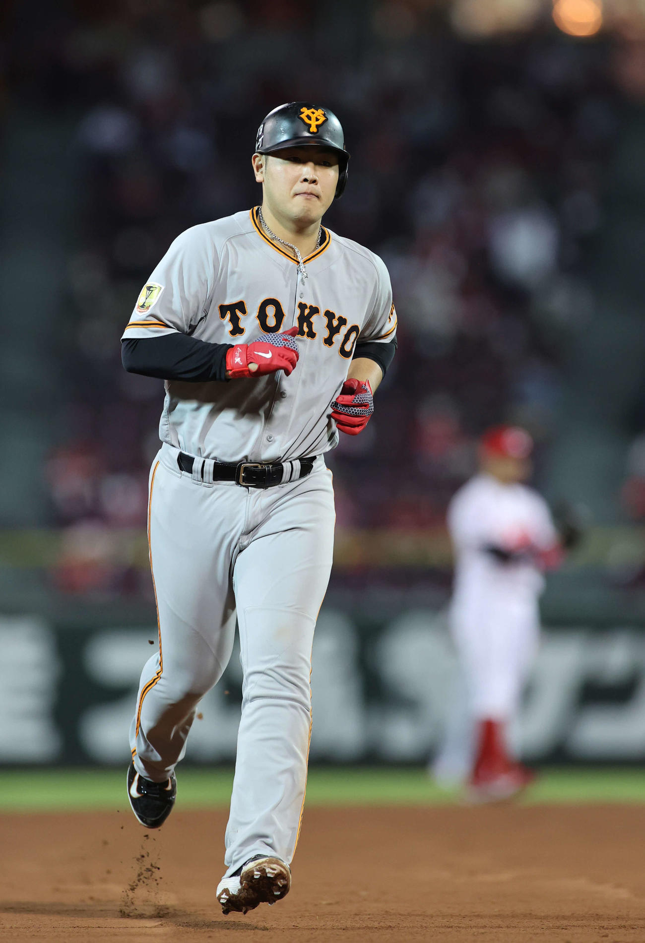 広島対巨人　8回表巨人2死、左越え本塁打を放ちダイヤモンドをまわる岡本（撮影・河野匠）