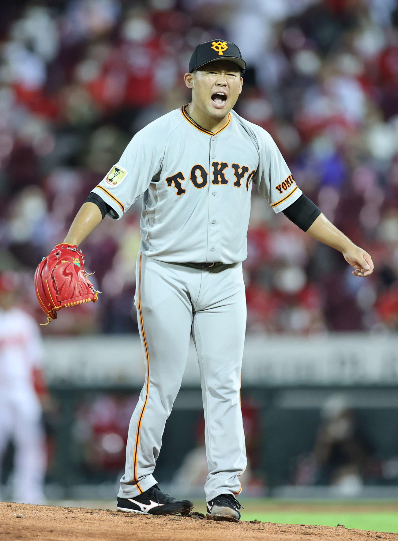 広島対巨人　2回裏広島2死、ピレラに四球を与え悔しがる田口（撮影・河野匠）