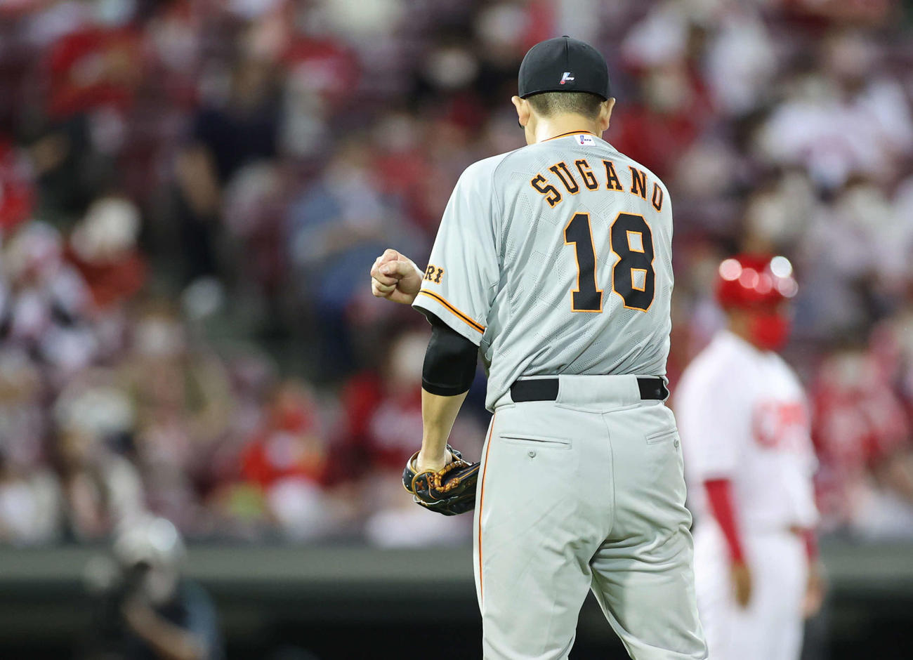 広島対巨人　5回裏広島2死二、三塁、鈴木誠を右飛に仕留めガッツポーズを見せる菅野（撮影・河野匠）