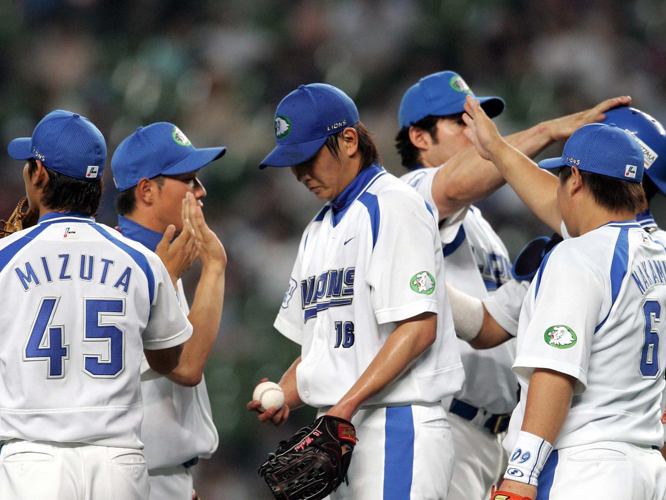 06年8月5日　10勝目を挙げた涌井（中央）だが、周囲の喜びとは別に複雑な気持ちでウイニングボールを見つめる